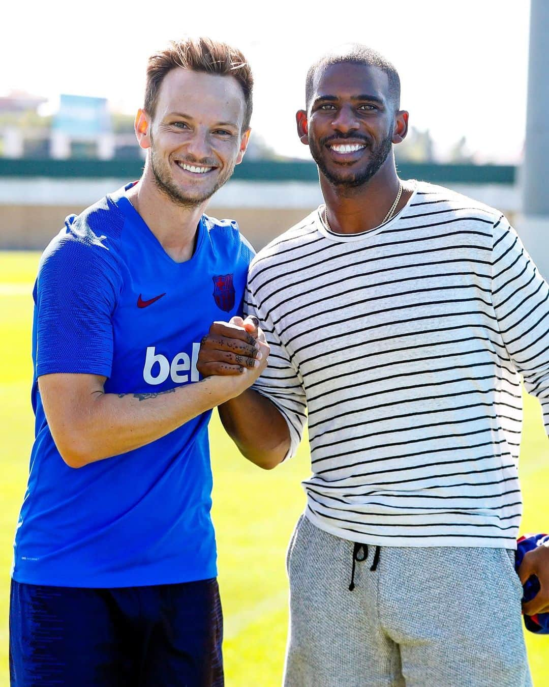 FCバルセロナさんのインスタグラム写真 - (FCバルセロナInstagram)「🏀 Special guest at training! Thanks for your visit @cp3 🤝」8月21日 20時42分 - fcbarcelona