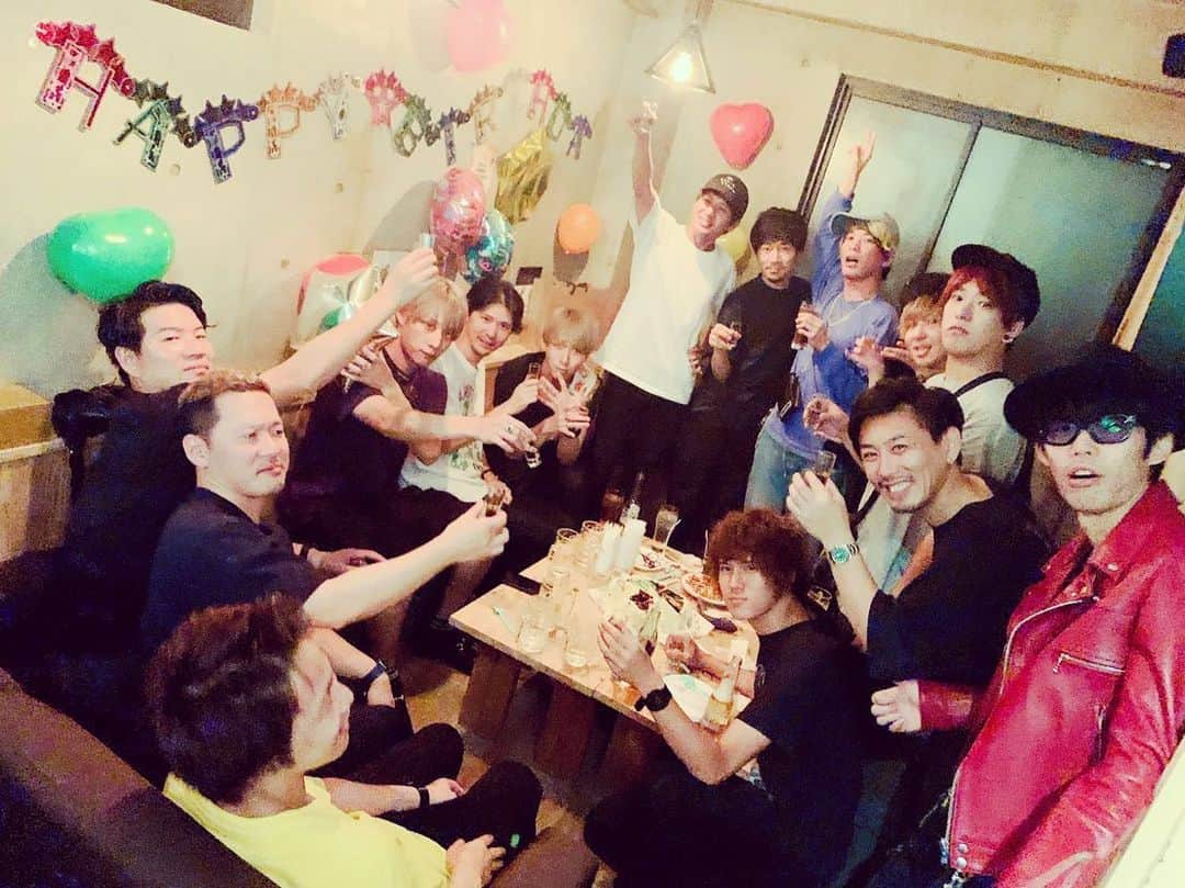 柳沢進太郎さんのインスタグラム写真 - (柳沢進太郎Instagram)「﻿ この世に生まれ落ちて家族や親戚が祝ってくれた以来の大祝いを受けました。もう死ぬのかな？ってくらい幸せでした。本当にみんな大好き！ありがとうございました！﻿ ﻿」8月21日 20時44分 - shintaro_yanagisawa
