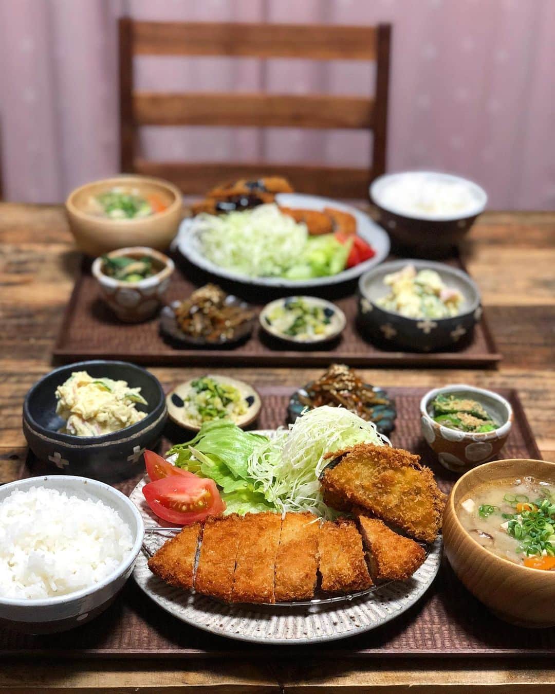 chaako ちゃあこのインスタグラム：「2019.8.21 * * 今日の晩御飯٩(๑❛ᴗ❛๑)۶ * ＊とんかつ ＊三豊茄子のフライ ＊ポテサラ ＊オクラの胡麻和え ＊きんぴらごぼう ＊白菜漬け ＊豚汁 ＊食後に桃🍑 * でした(๑´ڡ`๑) * 今日はとんかつ。 本当はトンテキにしようと思って買ってきてたのに、とんかつが食べたいって( ꒪⌓꒪) * 揚げたくないからトンテキだったのに(笑) * 頂いた三豊茄子のラストはフライに♡ 初日は焼き茄子、その後はUPはしてないけどそぼろ煮、茄子のピリ辛ミートソースパスタ、昨日は豚バラ巻いて照り焼きに٩(๑♥ڡ♥๑)۶ * 三豊茄子堪能したー♡(笑) * 豚汁ときんぴらごぼうは2日目。 あんまりインスタに載せてないけど… 毎日ごはん作ってます(ﾉ∀｀) * * * ギータが今日から復活ーーー！ お帰り、ギータ！！(*≧∀≦) ヤフオクドームに駆けつけたかったよー * * はなちゃんは元気です(๑′ᴗ‵๑) 元気と言うか、変わらず？ 食欲が基本的にめっちゃあります。 凄くあります(笑) あり過ぎるくらいな時もあります(￣m￣*) * 最近は気をつけてるってのもあって、不正脈で倒れたりとか、発作はおきてません٩̋(ˊ•͈ ꇴ •͈ˋ)و * * *」