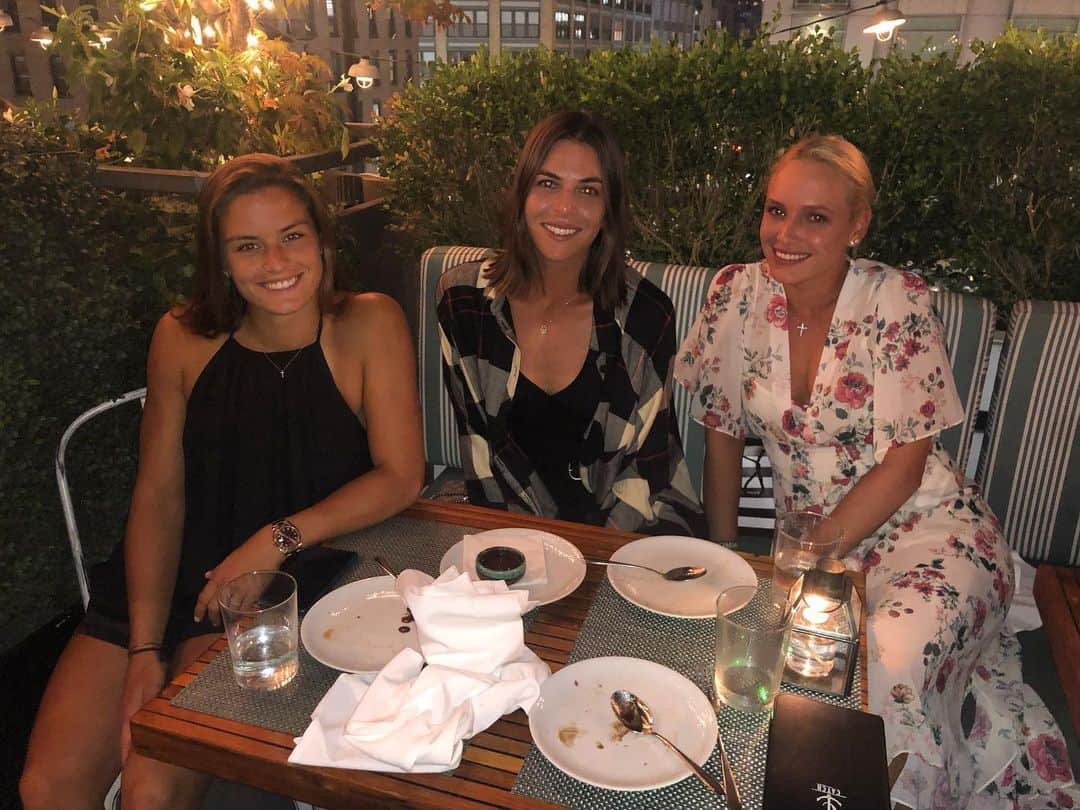 マリア・サッカリさんのインスタグラム写真 - (マリア・サッカリInstagram)「Dinner @catch with the Croatian gang @ajlatom & @donnavekic ! 🇭🇷 #dinner #friends #girlsnight」8月21日 20時47分 - mariasakkari