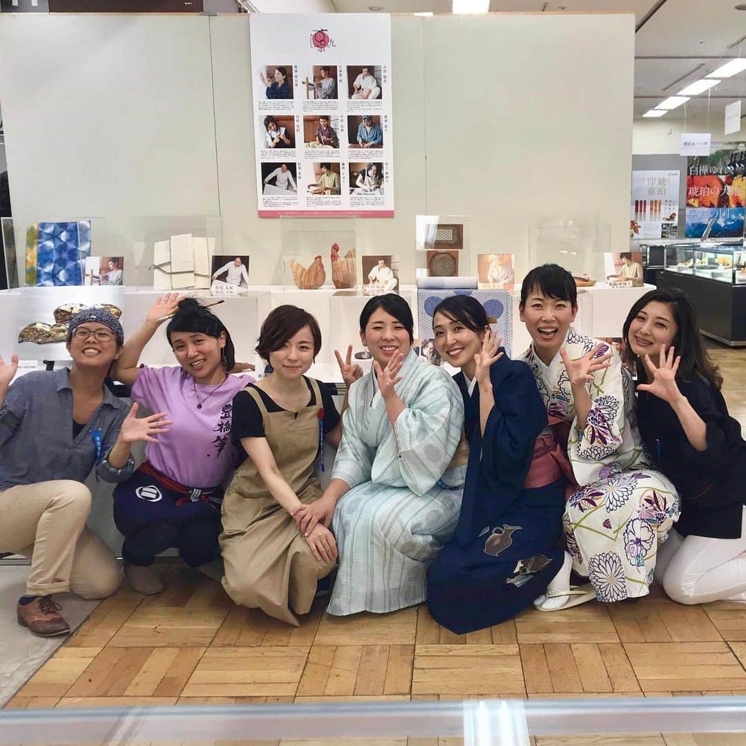 田村有紀さんのインスタグラム写真 - (田村有紀Instagram)「【 #横浜高島屋 さま 販売会初日】 ありがとうございました！！ 8/21無事に初日スタートしました。  たくさんのかたに助けていただきながら いつもドキドキしながらはじまります。  今日もお忙しい中、 たくさんの方が遊びに来て下さり とても嬉しい1日でした✨  写真は凛九の催事参加してるみんなで！ 良い顔してるなあ〜！ パンフレットをもってスタンプラリーならぬサインラリーも出来ます。笑 回って下さりありがとうございました😌🌸 いろんな工芸を知っていただけてありがたいです。  どれもとても素敵な工芸なので ぜひみなさま遊びに来て下さいな。  本日もありがとうございました✨ 会期は8/26までです。 たくさんの方にお会い出来るのを楽しみにしています✨✨ ……………………………………………………………………………… 日時 : 8月21日(水)〜26日(月）  午前10時〜午後8時（最終日は午後6時閉場） 場所 : 横浜髙島屋 8階催会場 『匠の技 魅せる手仕事展』 HP :  https://www.takashimaya.co.jp/yokohama/ ……………………………………………………………………………… #凛九 #伝統工芸 #traditionalcraft #伝統 #工芸 #職人 #女性職人  @netsuke_asuka  #伊勢根付  @kahori.fujioka  #伊賀くみひも @tamurayuuki_  #尾張七宝 @u_u.lucy  #漆芸 @ittobori.yui  #伊勢一刀彫  @yuki.953  #豊橋筆 @kaminntyu  #美濃和紙 @ayaosuka  #有松鳴海絞 @kataya2110 #伊勢型紙 #横浜髙島屋 #横浜 #yokohama #ワークショップ」8月21日 20時53分 - tamurayuuki_