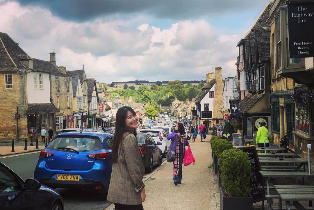 高木由麻奈さんのインスタグラム写真 - (高木由麻奈Instagram)「コーチ(長距離バス)でロンドンから2時間30分ぐらいかけて、 "英国で一番美しい村" #cotswolds へ行ってきました☺︎✨ 可愛い建物が立ち並んで、 とても美しく、絵本の中にいるみたいでした🧚‍♀️ #uk #travel #コッツウォルズ」8月21日 20時51分 - yumana.t