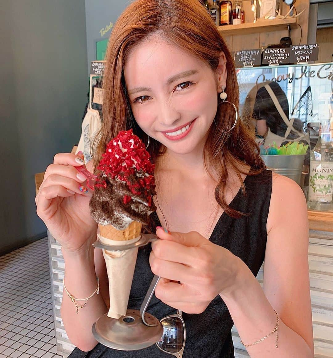 得あゆさんのインスタグラム写真 - (得あゆInstagram)「ソフトクリーム🍦屋さん🍓 ・ 大阪行った時に見つけたソフトクリーム屋さんGUFO🍦 色んな味があってまた絶対行きたい💞 ソフトクリームって同じミルクなのに お店によって全然味違って楽しい🥰 代官山にもあるよ🍦💞 ・ ・ ・ ・ ・ ・ ・ ・ #夏の思い出#夏#ソフトクリーム#アイスクリーム#ミルク#スイーツ#おやつ#デザート#ワンピース#ヘアスタイル#ヘアアレンジ#大人カジュアル#大人可愛い#インスタ映え#カメラ女子#カフェ#カフェ巡り#女子旅#旅行#大阪#観光#お出かけ#買い物#食べ歩き#グルメ#cafe#japanesegirl#icecream#coordinate#sweets」8月21日 20時54分 - tokuayu819