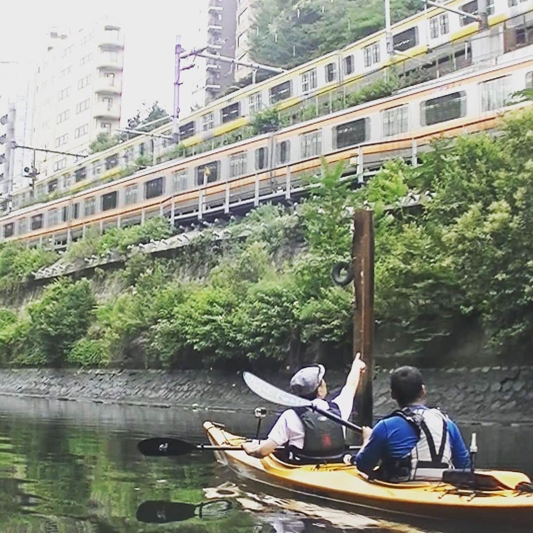 テレビ東京「朝の！さんぽ道」のインスタグラム：「今週は！ 神田川源流までさんぽ！  #カヤック  #吹きガラス体験 #クイズ  #卓球  など リーダーのチャレンジも満載の 1週間！ 源流までもう少し！ 頑張れ  リーダー！  #朝のさんぽ道 #テレビ東京 #渡辺正行 #リーダー #神田川 #隅田川 #橋 #源流 #方南町 #高井戸」
