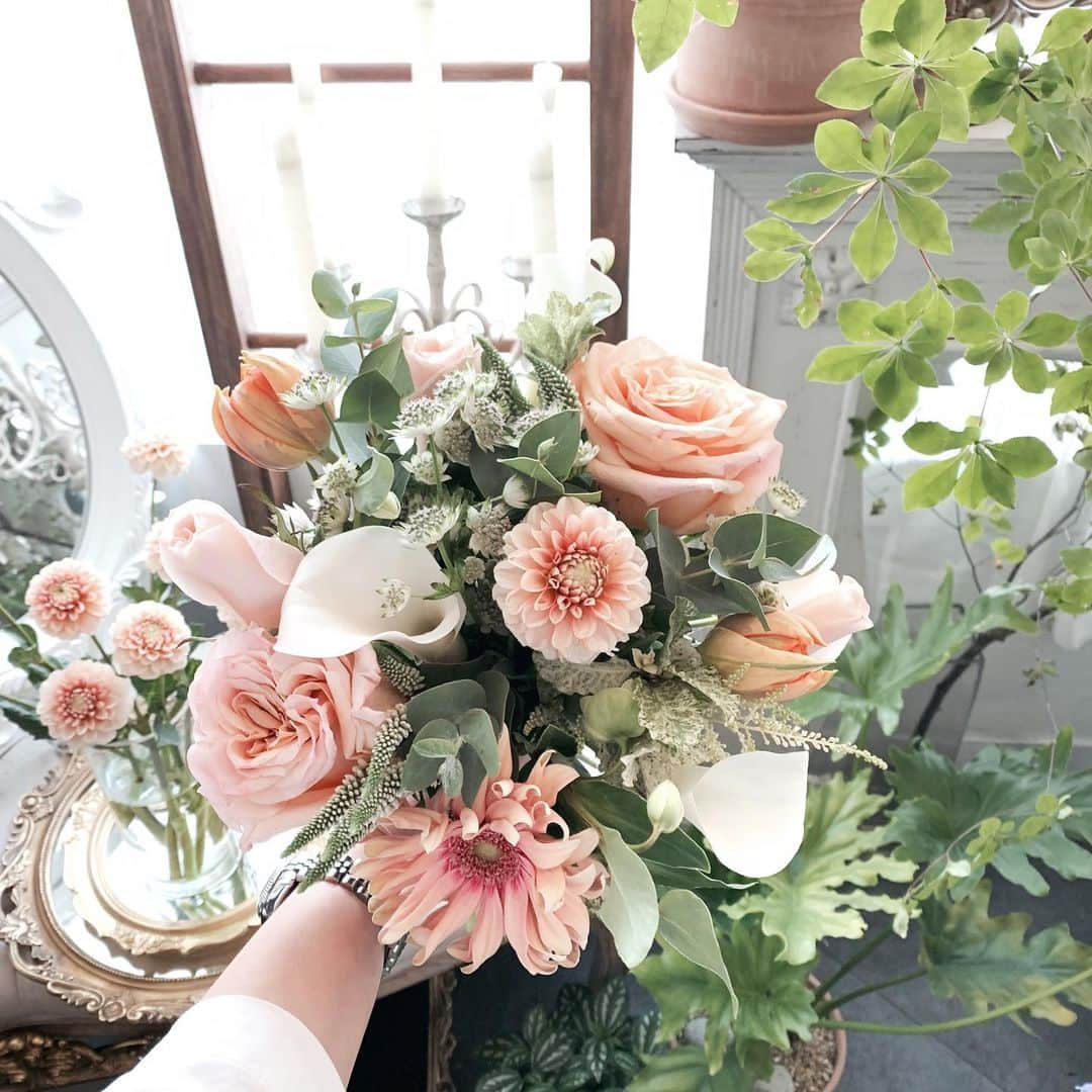 Florist.janeさんのインスタグラム写真 - (Florist.janeInstagram)「#블스꽃다발 🧡 . . . . . . . ☝🏻플라워레슨에 대한 자세한 정보는 프로필 상단에 있는 블로그  참고 후 문의주세요 💕 ✌🏻해당 작품 주문/클래스문의 - janejoung310 카카오톡 (레슨중에는 전화 상담이 어렵습니다. 카카오톡 주시면 빠르게 상담 도와드리겠습니다) . 👌🏻상품 문의시 원하시는 작품 캡쳐후 문의주시면 빠르게 답변도와드리겠습니다💕 . . . . . . . . . #블루밍스완 #꽃 #꽃스타그램 #꽃선물 #꽃배달 #졸업식꽃다발 #꽃다발 #꽃다발추천 #꽃다발주문 #일상 #강남꽃집 #학동역꽃집 #논현동꽃집 #플로리스트#플라워레슨 #여자친구선물 #선물추천 #flowers #florist #daily #bouquet #gift」8月21日 20時56分 - jane.florist