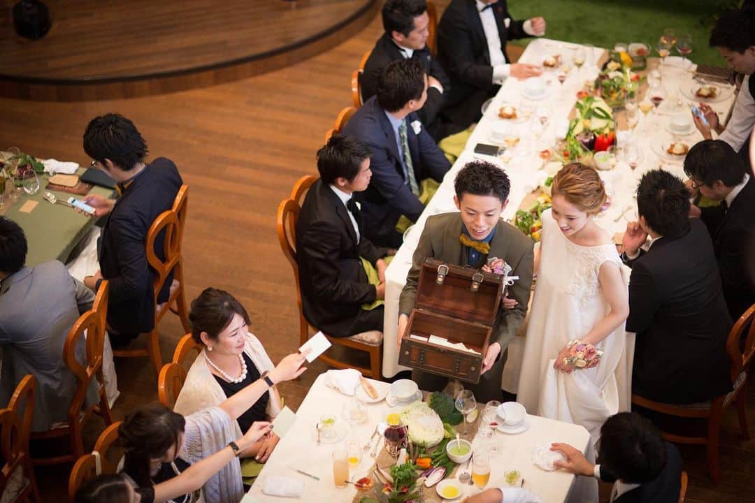 ヴィラデマリアージュさいたまのインスタグラム：「—Party Report— . “Café” Ryohei & Mai's mariage . . 休日はカフェデートが定番なお二人 . 緑に囲まれ・コーヒーの香りが漂い ゆったりと過ごす・・・ . そんな空間が結婚式でつくれたら・・ . そんな想いで作られたウェルカムスペースは カフェに来て頂いたゲストへの おもてなしを沢山ご用意してお出迎え！ . . . テーブルラウンドは お二人のお子様へ宛てたお手紙ラウンド . ゲストの皆に20年後のお子様へ向け お手紙を書いてもらいました。 . この箱を開けるとき20歳になったお子さんは、 どんなリアクションだろう・・・ そして、20年後は子育ても一段落。 . 20年後は二人の時間が沢山とれるね・・ カフェめぐりも沢山しようね・・・ それまで、夫婦仲良くやっていこう！ . . そんな温かな心のこもった結婚式でした  Bon Mariages! . . #villasdesmariages#ヴィラデマリアージュ#ヴィラデマリアージュさいたま#結婚式レポート#結婚式場#ウェディング#wedding#ブライダルフェア  #式場見学#大宮結婚式場#結婚式場探し#式場探し#南フランス #ウェディングネーム#weddingname#コンセプトウェディング#プレ花嫁#プレ花嫁準備#プレ花嫁さんと繋がりたい#卒花嫁#卒花嫁レポ#卒花嫁さんとも繋がりたい#weddingphotography#weddingphotos#weddingphoto#ウェディングフォト#さいたま#さいたま結婚式場」