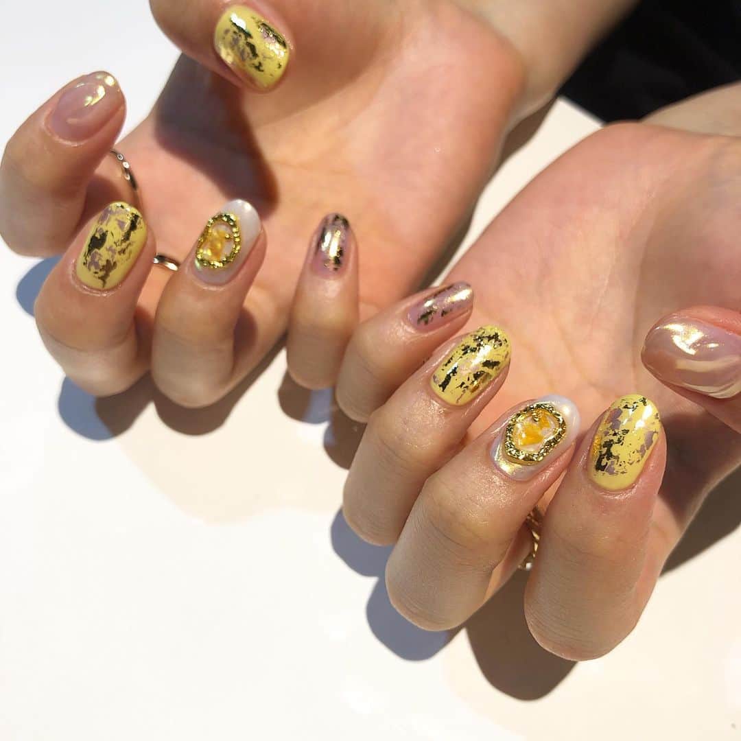 RUBY&ONYX by Kanako Miuraのインスタグラム：「🍋yellow × gold👑 暑さ乗り切るクリアカラーです！ ・ ・ ・ 22日(木) 12:00〜.13:00〜.14:00〜.14:30〜 23日(金) 12:00〜  ご案内可能でございます✨ 手足同時も可能なお時間ございます💡 その他のお時間もご相談くださいませ。  お子様もお隣に座れるペアルームや個室もございます💡 ・ ・ ・ 🌿月額制もやってます🌿 ○プレミアム会員(ハンド&フット)¥29,800(税抜)・ ○ハンドレギュラー会員¥14,800(税抜)・ ○フットレギュラー会員¥14,800(税抜)・ ・ それぞれ全てのメニューが月に何度でもご利用頂けます。  ご予約、お問い合わせはDMまたは 0354595882 LINE ID：@ rubynail までお気軽にどうぞ💫  #daikanyama#nailsalon#nail#gelnail#rubyandonyx#summer#summernails#handnail#mode#cool#studs#menscare#ART#yellownails#メンズネイル#メンズケア#定額制ネイル#通い放題#ジェルネイル#ネイル#ノーサンディング#ショートネイル#代官山ネイルサロン#トレンドネイル#夏ネイル#イエローネイル」