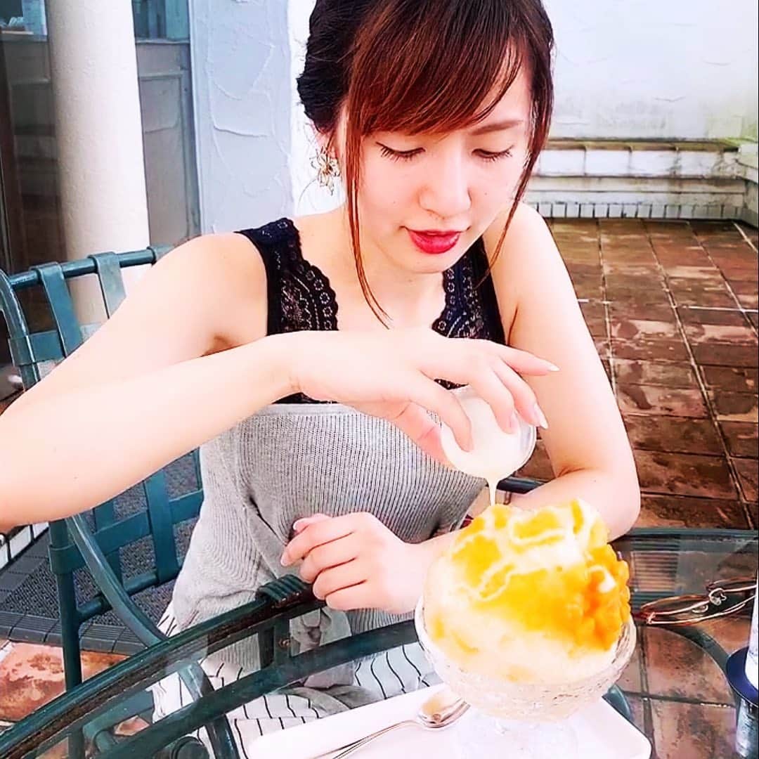 浜田真衣のインスタグラム：「この前食べたマンゴーかき氷♡ 気づけばもう秋が近づいてきてるね😳  はやいーーっ！  #お夏 #なつ #かき氷🍧 #なつグルメ  #夏コーディネート #夏コーデ2019 #ふぁっしょん #ふぁっしょんこーで  #おしゃれさんと繋がりたい #甘いもの好きな人と繋がりたい #夏満喫 #instagood #instafashion #instalike #夏好き #マンゴーかき氷 #浜田真衣 #monaカフェ  ーーーーーーーーーーーーーー  宣伝🌸  Line@(ID):@bkj4113l  Twitterアカウント:@nna1317  SHOW ROOM:はまD部屋  MONA🌈:@mona_magazine  劇団MONA:@gekidan_mona  MONA映画: @jodame_movie」