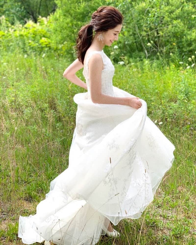 湯浅喬子のインスタグラム：「北海道までwedding撮影へ👰 涼しくて撮影しやすい♡ . @lafata_wedding のドレスはどれも 本当に綺麗で素敵すぎる✨ . #bridal#ブライダルwedding#ドレス#ウェディング」