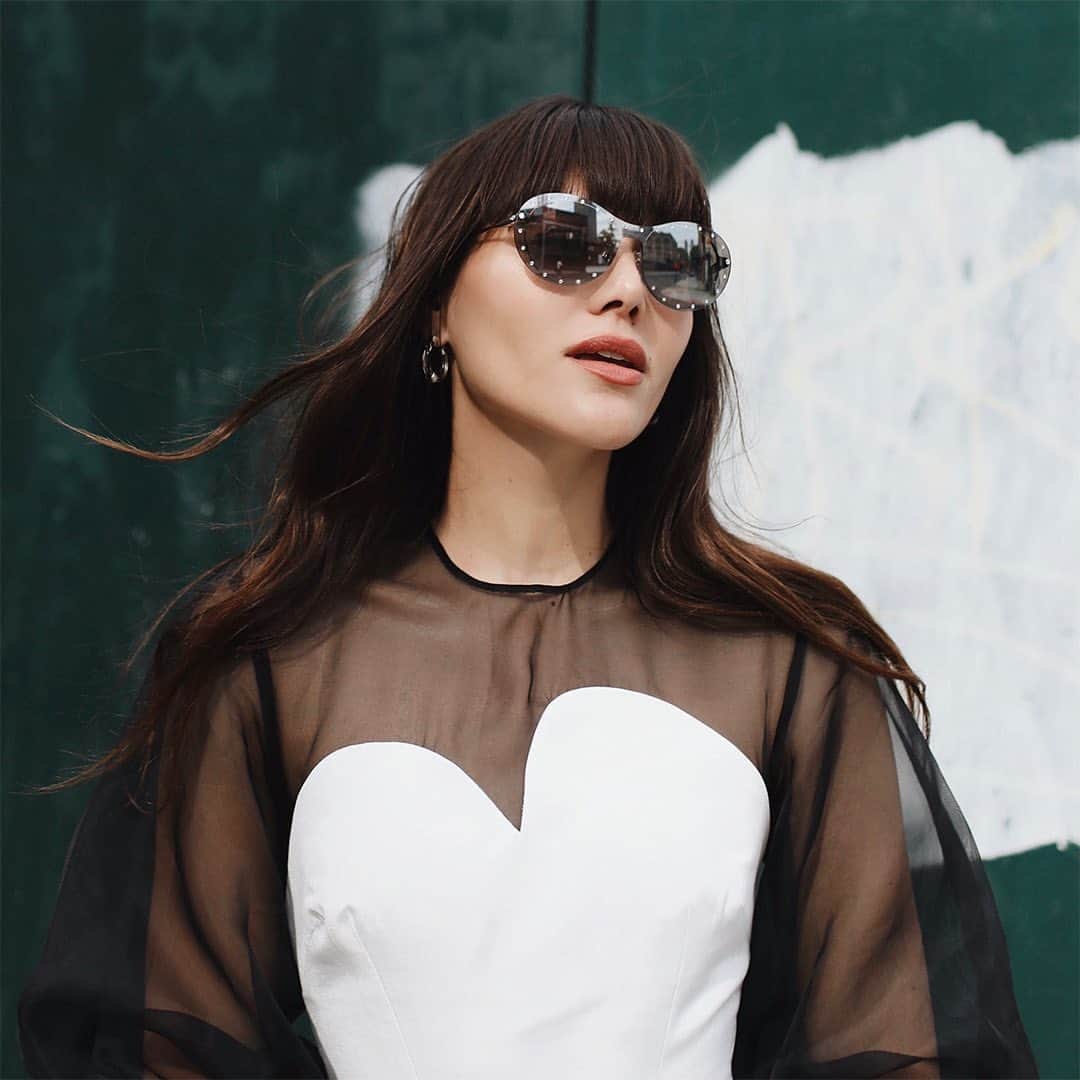 SWAROVSKIさんのインスタグラム写真 - (SWAROVSKIInstagram)「@natalieoffduty remixes her style of sunglasses in an instant with the striking @swarovski Click-On Mask set. Tell us which style you love below. #RemixYourStyle #RemixYourVision #SwarovskiEyewear」8月21日 21時03分 - swarovski
