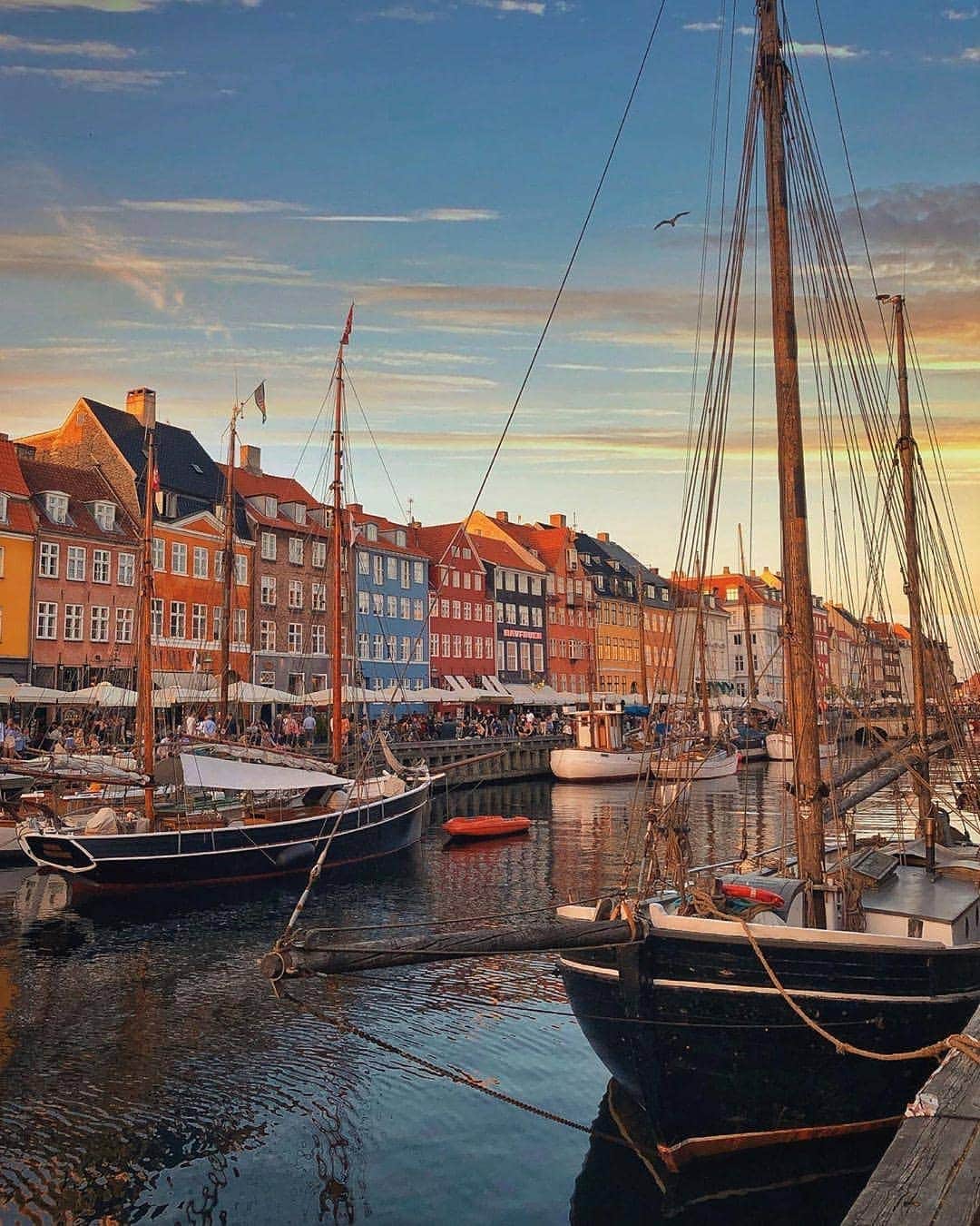 BEAUTIFUL DESTINATIONSさんのインスタグラム写真 - (BEAUTIFUL DESTINATIONSInstagram)「"Nyhavn in Copenhagen Denmark is a 17th-century waterfront, canal and entertainment district. It is lined by brightly coloured 17th and early 18th century townhouses and bars, cafes and restaurants." Copenhagen aims to be the world's first carbon-neutral capital by 2025.  Some green solutions the city is taking to achieve that goal are green roofs and electric public transport. ♻️#SustainabilityTip: When traveling to Copenhagen, choose to  view the city by bike. 🚲 Copenhagen is one of the most bike-friendly cities in the world and you can help them achieve their 2025 goal! (📷: @golden_heart 📍: Copenhagen)」8月21日 21時04分 - beautifuldestinations