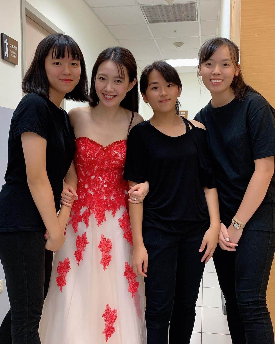 中園理沙のインスタグラム：「With Taiwanese girls 😍They worked very hard!! 👏 ・ 台湾のスタッフの女の子達と😍 連日のハードワーク、お疲れ様でした！ ・ 我和台湾女孩们😍 她们工作很努力。辛苦了❤️ ・・・ #lisanakazono #pianist #piano #musician #internationalpianocompetition #taiwan #taipei #pianista #钢琴 #音乐 #台灣 #台北 #国际钢琴比赛 #钢琴家 #中園理沙 #ピアニスト #音楽家」