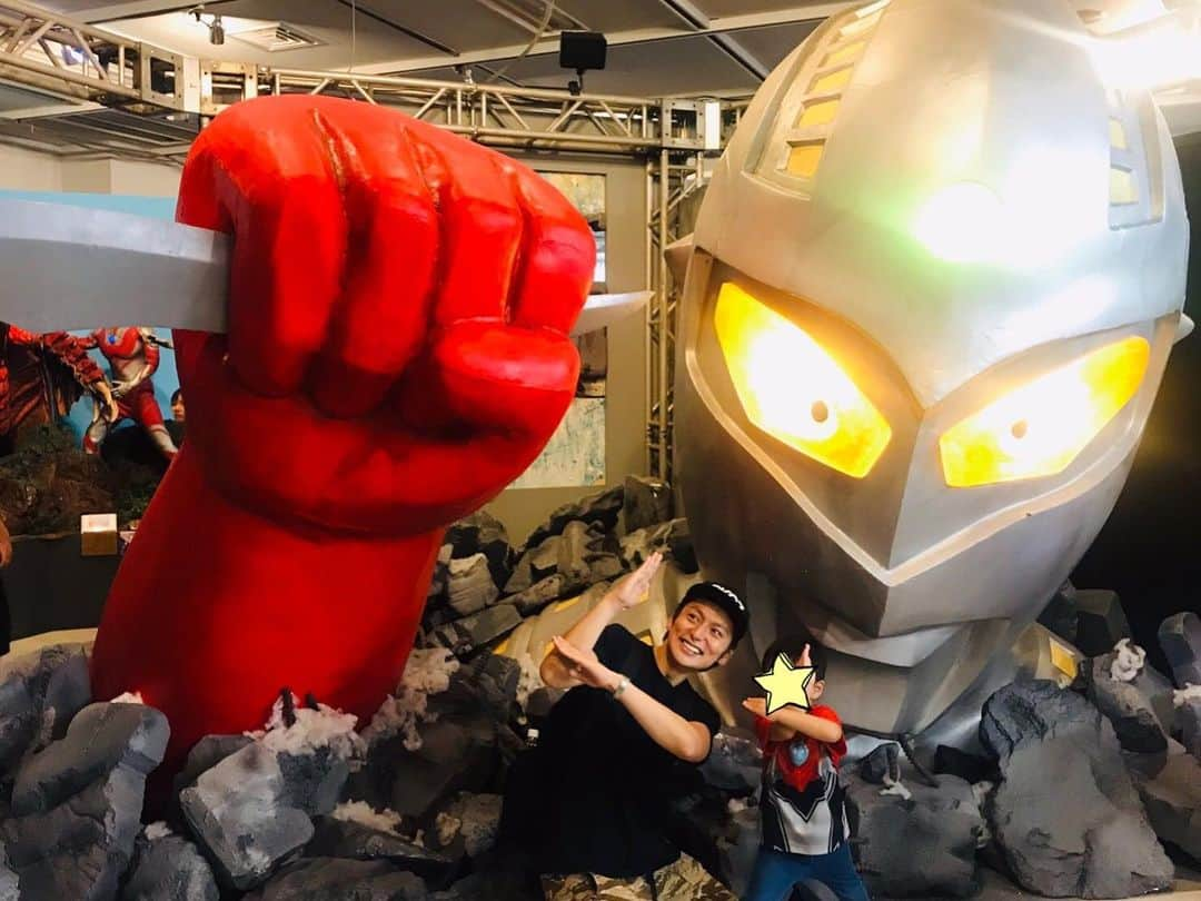 川久保拓司さんのインスタグラム写真 - (川久保拓司Instagram)「先日、『ウルトラマンフェスティバル』2019に行ってきました！ 息子と共に行った、初めてのウルフェス。 息子も大変楽しんでいたと思うんですが…パパの方がもっと楽しかったんだぞ！！ 来年も行こうな！！ #ウルトラマンフェスティバル #ウルフェス #ultraman #ultramanfestival #ウルトラマンネクサス #ultramannexus #孤門一輝 #kazukikomon #komonkazuki」8月21日 21時18分 - takuji_kawakubo