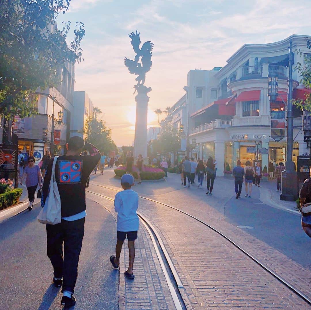 西山美希子さんのインスタグラム写真 - (西山美希子Instagram)「夕暮れ時。ディナー後にモールをお散歩。LAのサンセットもすごく好き！ #summerbreak #la #california」8月21日 21時13分 - mariaclove