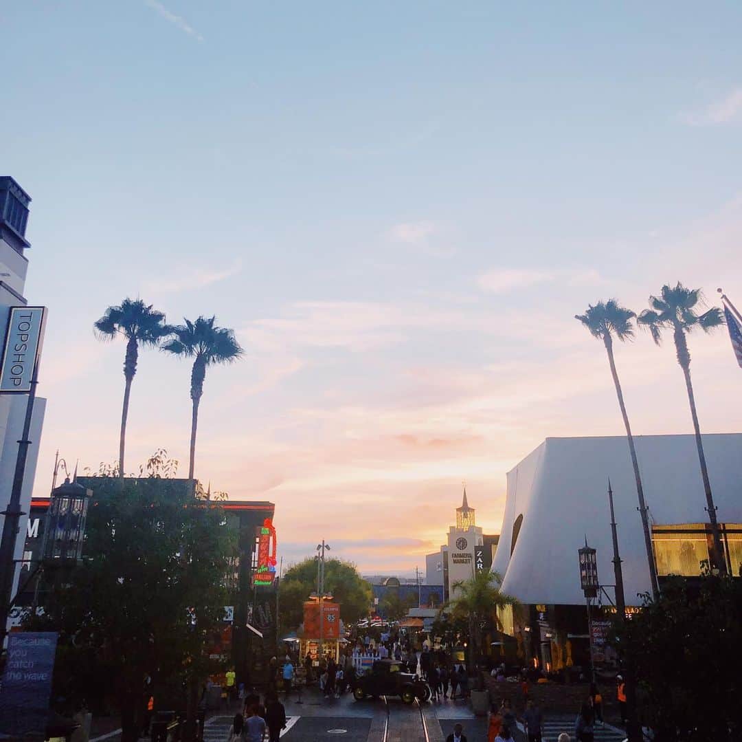 西山美希子さんのインスタグラム写真 - (西山美希子Instagram)「夕暮れ時。ディナー後にモールをお散歩。LAのサンセットもすごく好き！ #summerbreak #la #california」8月21日 21時13分 - mariaclove