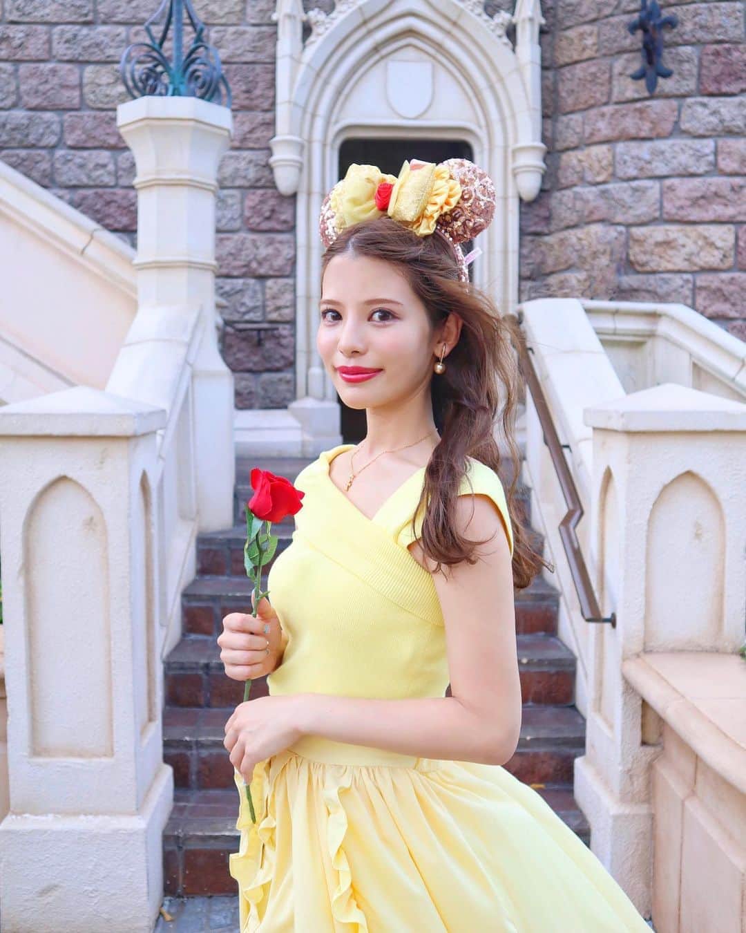 のインスタグラム：「🦁🌹💛﻿ ﻿ ﻿ 上下黄色の服で合わせて﻿ 美女と野獣のベルバウンド🌹💛﻿ ﻿ 香港ディズニーランドで買った﻿ ベルのリボンやっと使えた〜🥰🎀✨﻿ シャンパンピンクのカチューシャに装着😍﻿ ﻿ そういえば来月ねっ﻿❣️ カリフォルニアディズニー行くの🐭🎡﻿ みんなのおすすめ良かったら教えて〜😆💖🌈✨﻿ ﻿ ﻿ #tokyodisneyland#tdl#disneyig#disneyland#disneybound#BeautyandtheBeast#mercuryduo#sisterjane#東京ディズニーランド#ディズニーランド#ディズニー#ベル#美女と野獣#ベルコーデ#ベルバウンド#ディズニーバウンド#みいきディズニー🏰💞」