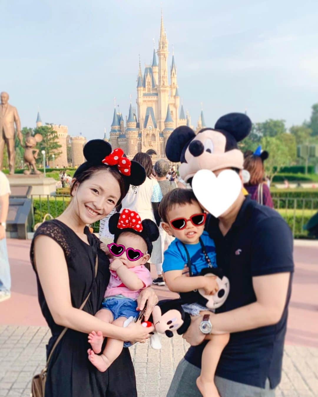 Remiさんのインスタグラム写真 - (RemiInstagram)「family disney❤︎ 1年ぶりのディズニーランド❤️ 今週末から我が家の誕生日week🎂 というわけで家族4人で夢の国へ♬  やっぱり子供たちはIt's a Small Worldが大好き🌈 改めてすごく良いテーマ&音楽✨ 夕方からの短い時間だったけど、歩くだけでも楽しくて、やっぱり夢の国でした💕  #ディズニーランド #子連れディズニー」8月21日 21時20分 - remi_912