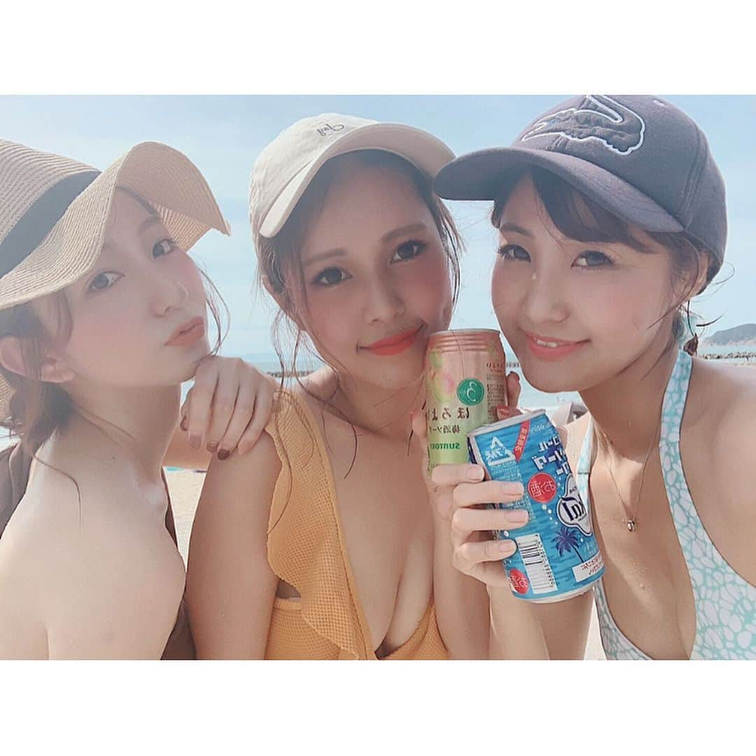 松尾 瞳さんのインスタグラム写真 - (松尾 瞳Instagram)「この日の女子３人のフットネイル、 合わせたわけでもないのに赤青黄やった。互いの主張よ。 ３人バージョン撮ればよかった😂❤️💙💛 . #海 #淡路島 #砂浜」8月21日 21時21分 - hitomimatsuo.09