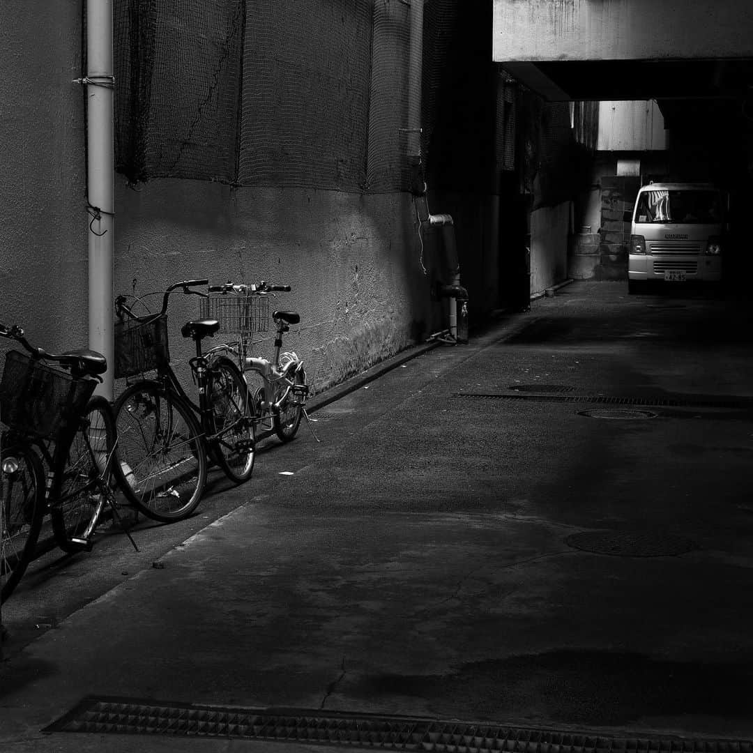 naotakeのインスタグラム：「路地 - An alley / X-T2 + Snapseed, 20190822 . . スタバのピーチのフラペチーノをやっと飲んだ。美味しかった。 . . #royalsnappingartists #infamous_family #rsa_main #infinity_photo_cult #2_fineart #jp_gallery #jp_gallery_bnw #trb_bnw #wp_bnw  #bnw_life #bnwlife_member #bnw_life_shots #bnw_captures #world_bnw #top_bnw #team_jp_ #team_jp_モノクロ #ig_energy_bw #ig_nihon #streetphotographybnw #igersjp #blackandwhite #bnw #bnwphoto #monochrome #bw #bnwphotography #fujifilm #今日もx日和」