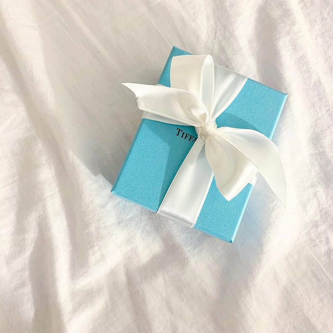 梅園アマンダのインスタグラム：「#newbies 💞 . もうすぐ誕生日、まだ誕生日前なのに宝物が増えてく✨🐎🍊💙 . そして、以前ストーリーでオススメのリゾート地を聞いたとき、たくさん教えてくれてありがとう!! とても参考になりました!!😻🌴 . 私も答え知りたい〜て人もいたから、まとめ作ろうかなあ🤔 けど、圧倒的にダントツで1位だったオススメは #モルディブ 。 そんな凄いのか…モルディブ…めっちゃ気になる… . 様々なご意見を元に今回行くリゾート地を選んだのだけど、まだどこに行くかは内緒🤫❤️ 数日後にはわかるのでおたのぴみに！ . . #tiffanyandco #hermes #hermestwilly」