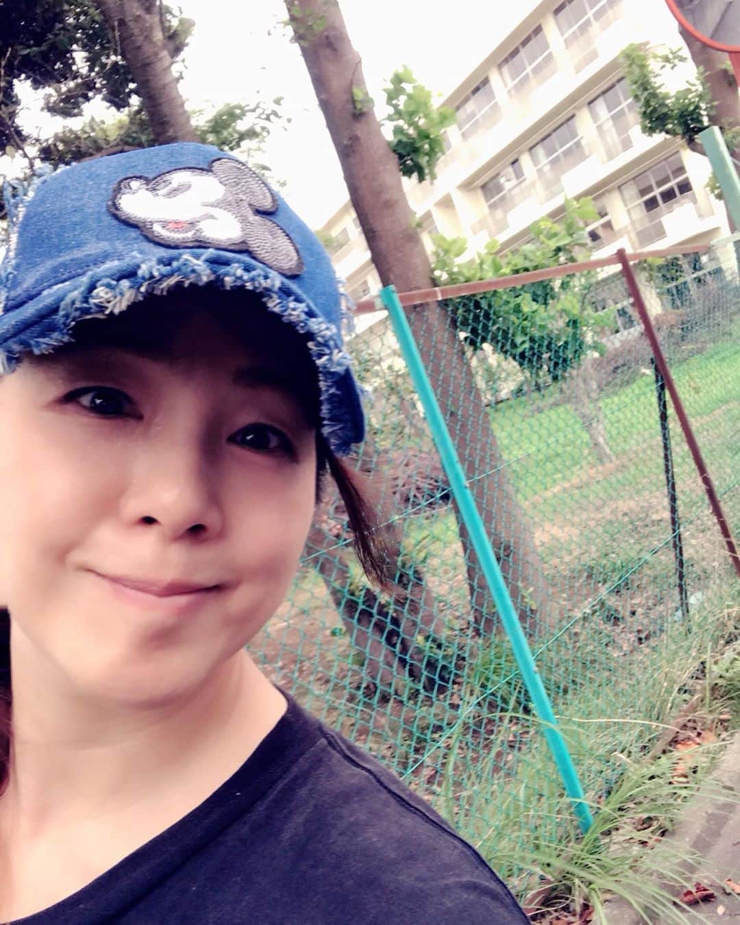 井上貴子のインスタグラム：「電車に乗って 実家に帰ってきたぞー^ ^  あ。 お父さんの写真 撮るの忘れた…😆 この子達は お父さんがだいすき^ ^  ほとんど掃除ばかりしていたけど 家の中には居たので 寂しい思いはさせなかったかな。  バギーの中には アイスノンが2個入っている。  重いのよ。  母校の前を通ってパシャ📱  しかし 男の独り暮らしは 細かいところが 行き届いていない…  今回も腰に安全ベルトしぃ〜の〜 大掃除頑張ったぞ^ ^  自分で購入した家だからね^ ^ キレイにしなくっちゃ⭐️って なるわよね〜〜^ ^  今 帰宅中…🚃 明日は午前中から パーソナルだわ^ ^  アタシの夏休み終了！  Happyで^ ^  #井上貴子  #LLPWX #女子プロレス #紅緒と柊音 #トイプードル #電車 #パーソナルトレーニング #母校 #実家 #夏休み終了」