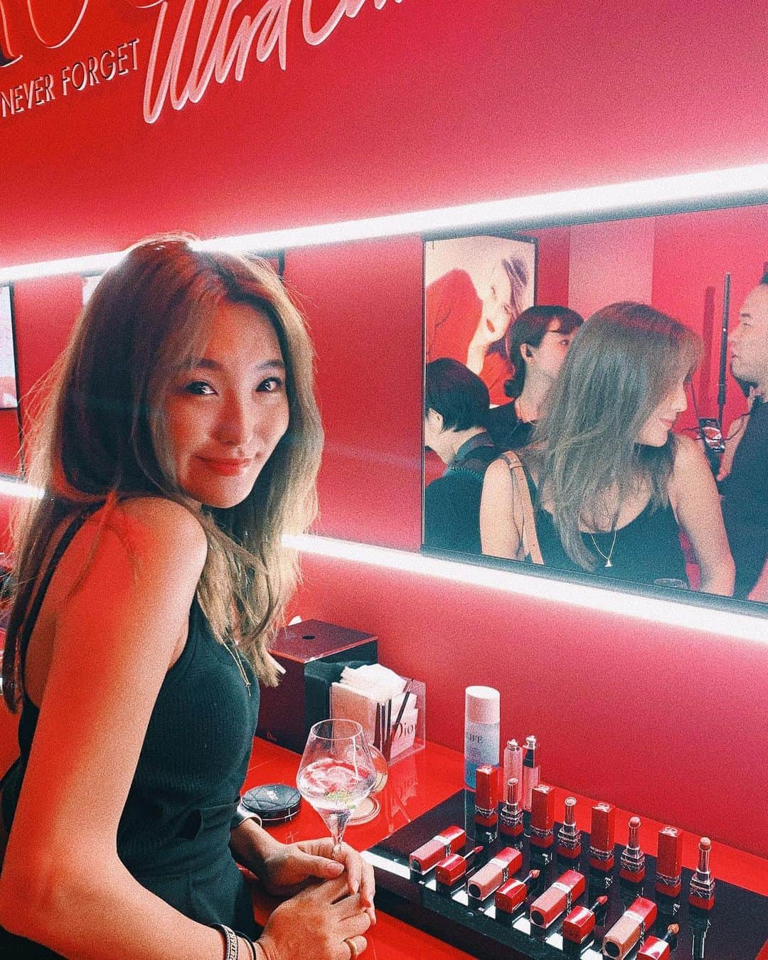 小竹麻美のインスタグラム：「#RougeDior💋🌹💋 100%自然由来のフラワーオイルが配合されたホイップクリームみたいなテクスチャー♡ #dior#diormakeup#lip #ルージュディオールウルトラリキッド」