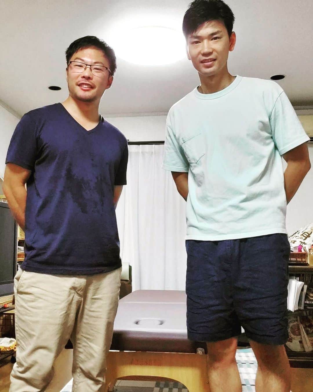 石井講祐のインスタグラム：「アメリカにずっとトレーナー活動に行っていた高校バスケ部の同級生が帰国しました🇺🇸 とんでもない技術をつけて帰ってきた！  これからの活動がとても楽しみです！ 同級生として共にがんばろう！  #伊勢嶋宏樹 #石井講祐 #オレンジ旋風」