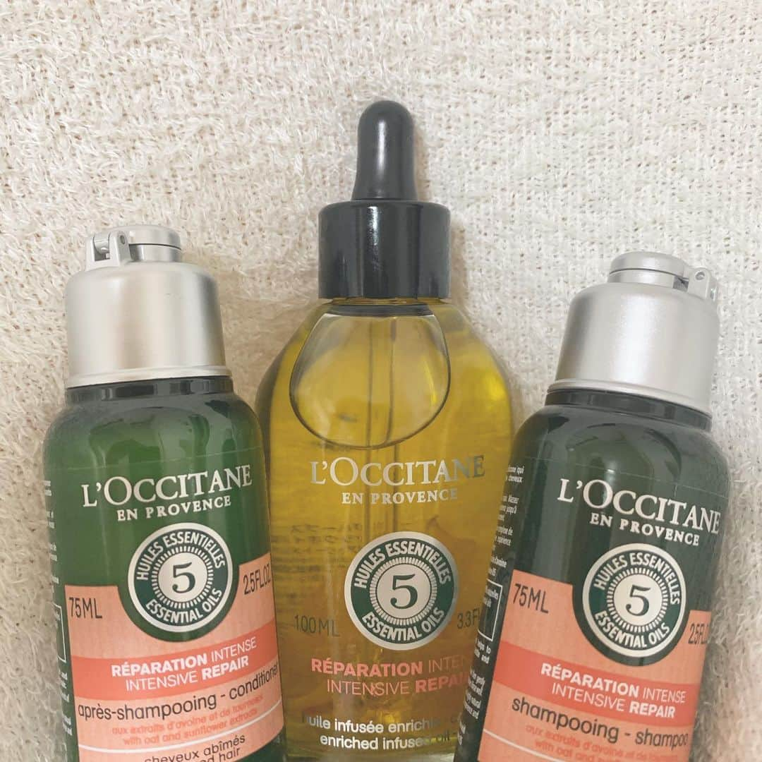 安部乙さんのインスタグラム写真 - (安部乙Instagram)「@loccitane_jp  さんからいただいたヘアケアアイテム。真ん中のオイルは本日発売だそうです。私も実際使ってみたけどツヤツヤになる上に中に花びらが入っていて可愛いしとってもいい匂い🌻  #天使の輪 #ロクシタン #PR」8月21日 21時30分 - abeoto0118