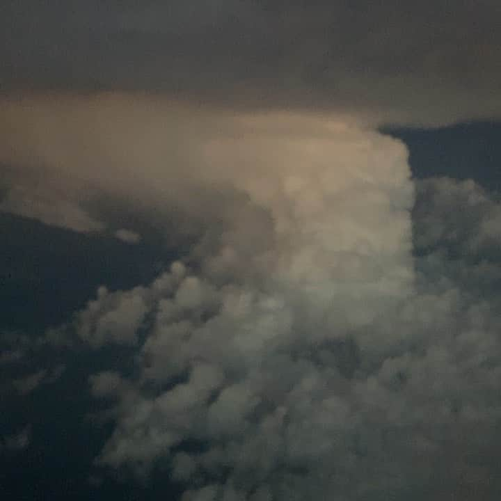 イナキョウコのインスタグラム：「Summer storms. Watching the storm from eye level showed a different perspective of the formation, power, and beauty.  #summer #storm #lightning #flying #traveling #nature #upintheair」