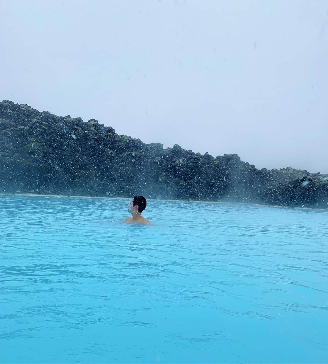 Yuya Oishiさんのインスタグラム写真 - (Yuya OishiInstagram)「アイスランドといえば、ブルーラグーン🧖‍♂️♨︎🇮🇸﻿ ﻿ ﻿ 顔にシリカの泥パックして、幻想的な雪景色の中で、温泉に浸かって最高に幸せな時間🤤💙﻿ ﻿ ﻿ ﻿ ﻿ #iceland #reykjavík  #travelling #beautiful #travel #trip #journey #travelgram #love #happy #bluelagoon #nature  #instagood #art #amazing #photooftheday  #snow #traveler #cool #instatravel #travellover  #アイスランド  #レイキャビク #海外 #海外旅行 #旅  #旅行  #海外生活 #温泉 #ブルーラグーン」8月21日 21時34分 - yuustaglam