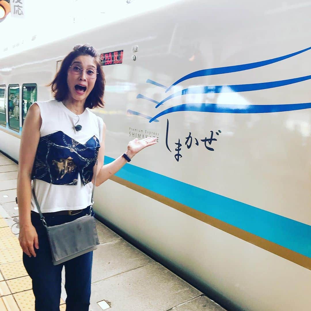 益子直美さんのインスタグラム写真 - (益子直美Instagram)「これまたプレミアムチケットの『しまかぜ』に乗車‼️ 車内限定のお弁当も美味しかったです！ 大和八木→伊勢市まで。 伊勢神宮外宮にお参り。  #しまかぜ  #伊勢神宮  #夫婦旅  #乗り鉄  #プレミアムチケット」8月21日 21時41分 - naomi.masuko