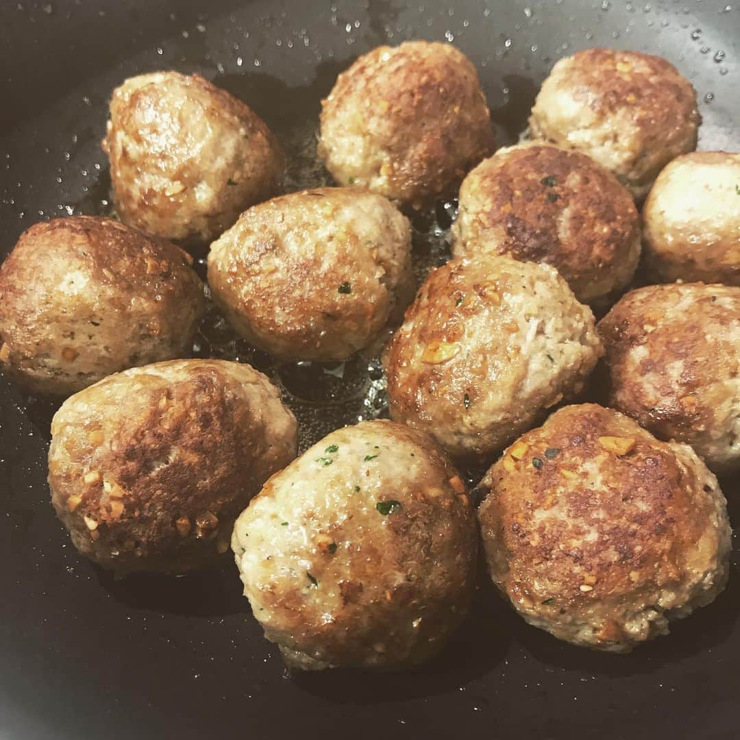 近藤しづかさんのインスタグラム写真 - (近藤しづかInstagram)「【Pasta con Polpette alla Siciliana】 『シチリア風ポルペッテのトマト煮』 . いわゆるイタリアのミートボール! これを、ペンネと頂きました . トマトは美肌の頼もしい味方✨ リコピンの抗酸化作用で 美肌作用やシワやたるみから肌を守ろう♪オリーブオイルで煮込んだトマトの吸収率は生で食べた時の4倍と言うデータがあります🍅 . ブログ更新しました よかったら見てね♪ . #polpette #siciliana #penne #pasta #italian #dinner #cookingathome #healthy #beauty  #しづか御膳 #困った時のイタリアン #健美ごはん #トマト煮 #イタリア #イタリアン #イタリアンレシピ #パスタ #冷え性 #リコピン #美肌 #美容 #美白」8月21日 21時42分 - shizuka_kondo