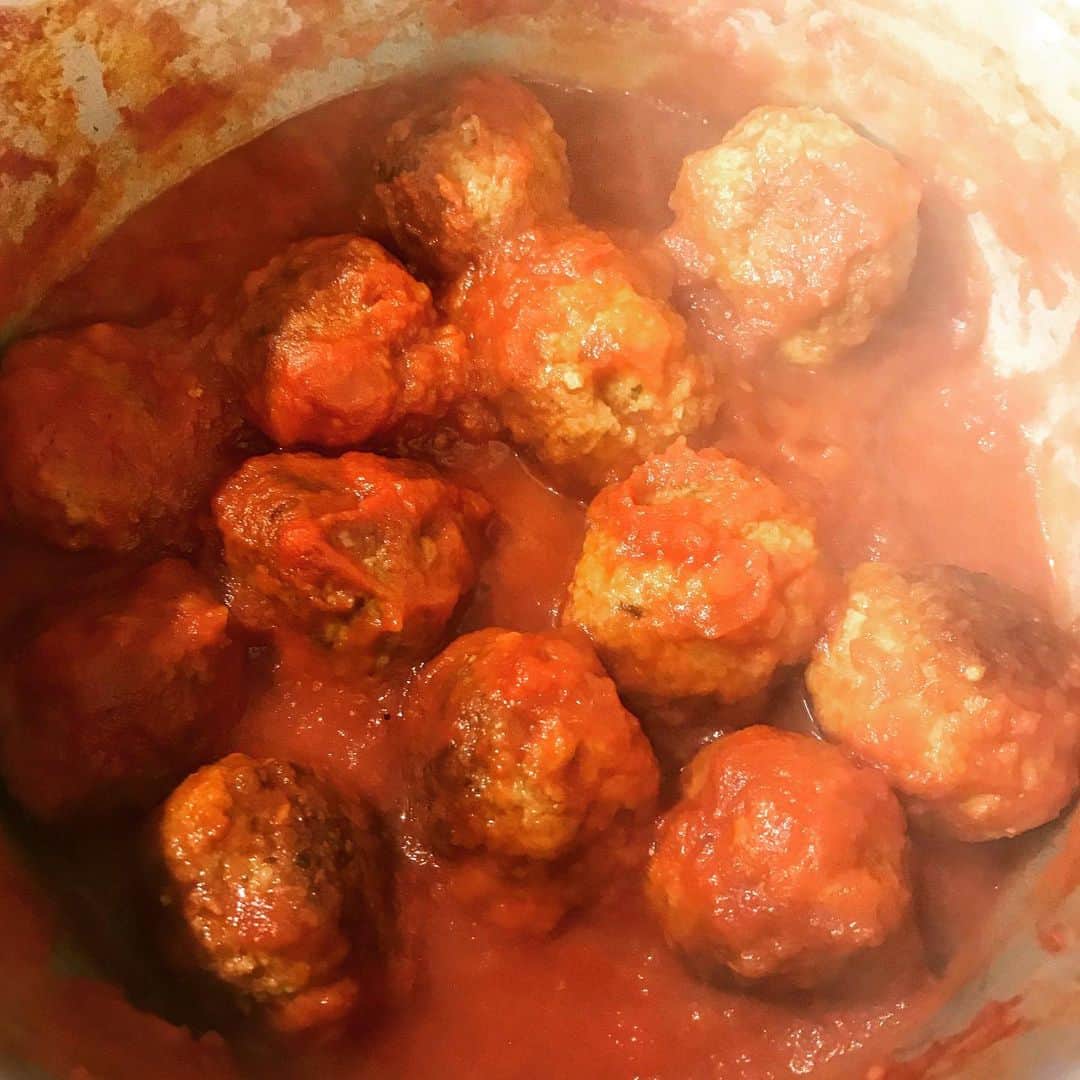 近藤しづかさんのインスタグラム写真 - (近藤しづかInstagram)「【Pasta con Polpette alla Siciliana】 『シチリア風ポルペッテのトマト煮』 . いわゆるイタリアのミートボール! これを、ペンネと頂きました . トマトは美肌の頼もしい味方✨ リコピンの抗酸化作用で 美肌作用やシワやたるみから肌を守ろう♪オリーブオイルで煮込んだトマトの吸収率は生で食べた時の4倍と言うデータがあります🍅 . ブログ更新しました よかったら見てね♪ . #polpette #siciliana #penne #pasta #italian #dinner #cookingathome #healthy #beauty  #しづか御膳 #困った時のイタリアン #健美ごはん #トマト煮 #イタリア #イタリアン #イタリアンレシピ #パスタ #冷え性 #リコピン #美肌 #美容 #美白」8月21日 21時42分 - shizuka_kondo