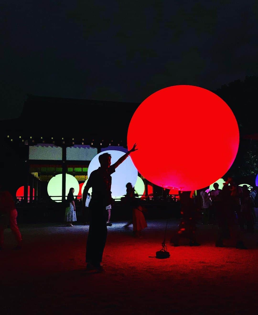 大抜卓人さんのインスタグラム写真 - (大抜卓人Instagram)「「下鴨神社 糺の森の光の祭 Art by teamLab」本殿へ繋がる参道にスクリーン😃 肖像群が歩き続ける絵巻のような作品が😊 神秘的な世界へと誘い😊 本殿前の球体迷路は圧巻😆 御手洗池でほのぼのタイムも😊 世界遺産がデジタルアートと 調和するここにしかない空間😃 今年は更にスケールアップ😆 #ytv  #糺の森  #チームラボ  #キューン」8月21日 21時47分 - takutoonuki