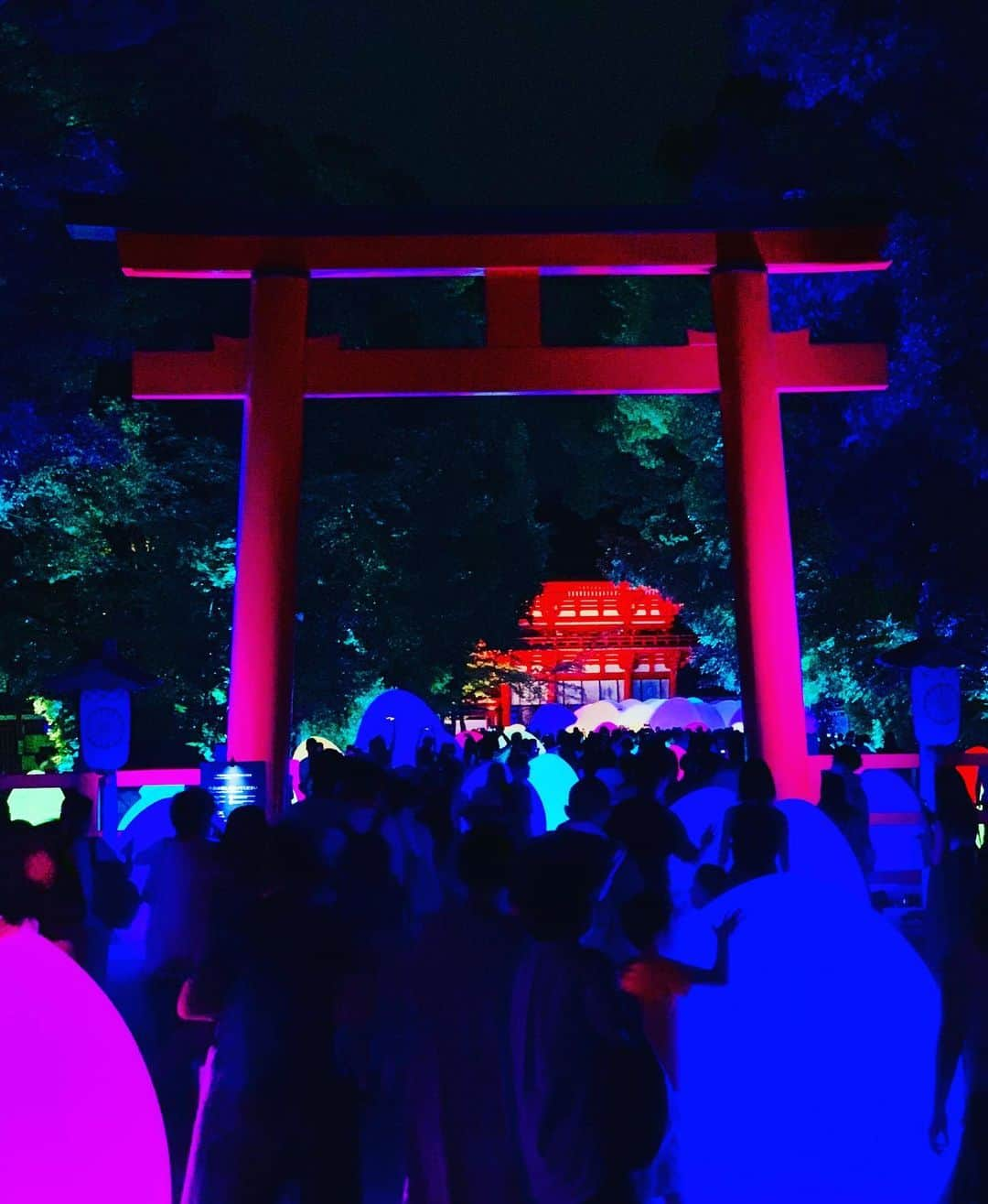 大抜卓人さんのインスタグラム写真 - (大抜卓人Instagram)「「下鴨神社 糺の森の光の祭 Art by teamLab」本殿へ繋がる参道にスクリーン😃 肖像群が歩き続ける絵巻のような作品が😊 神秘的な世界へと誘い😊 本殿前の球体迷路は圧巻😆 御手洗池でほのぼのタイムも😊 世界遺産がデジタルアートと 調和するここにしかない空間😃 今年は更にスケールアップ😆 #ytv  #糺の森  #チームラボ  #キューン」8月21日 21時47分 - takutoonuki