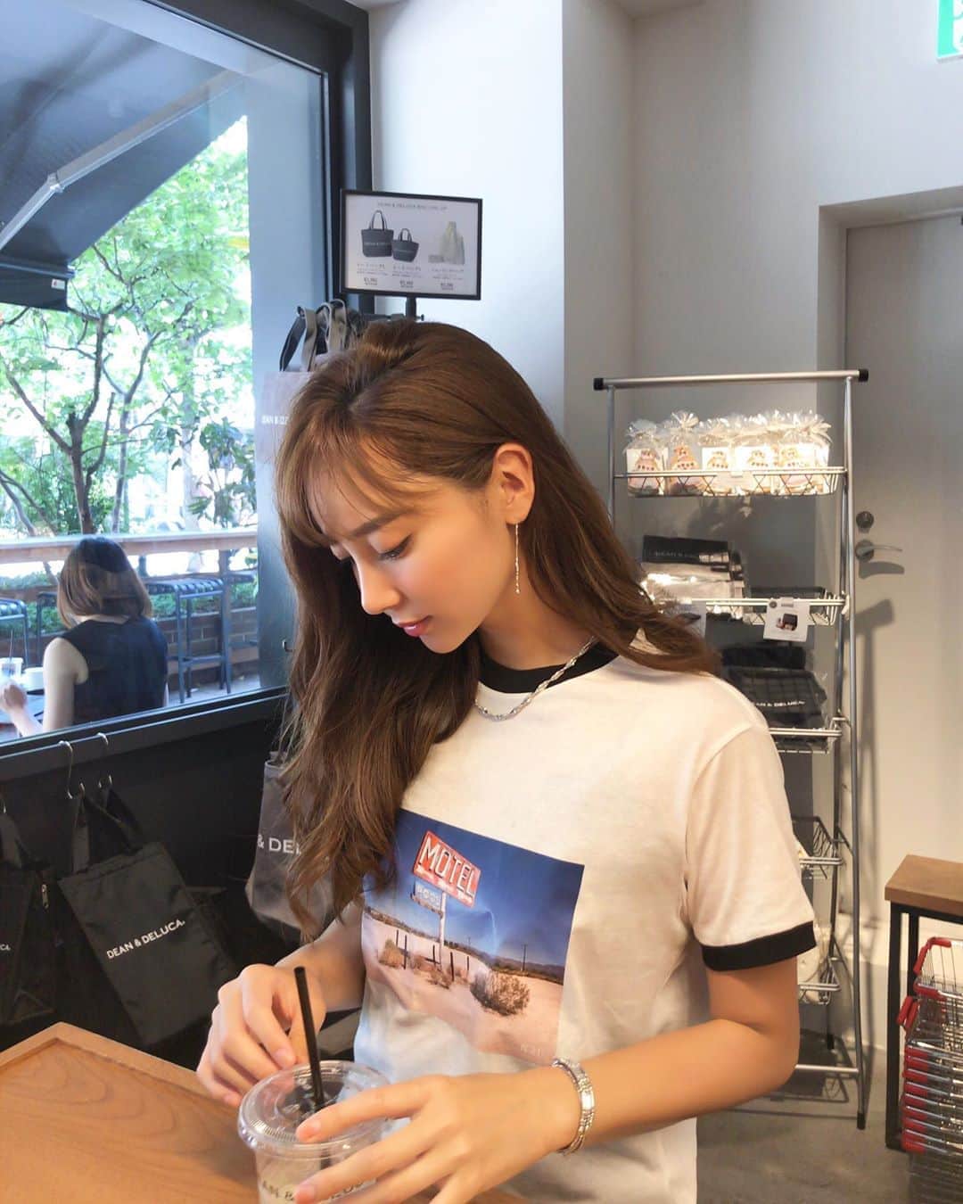 のインスタグラム：「暑くて店内でお喋り🍹」