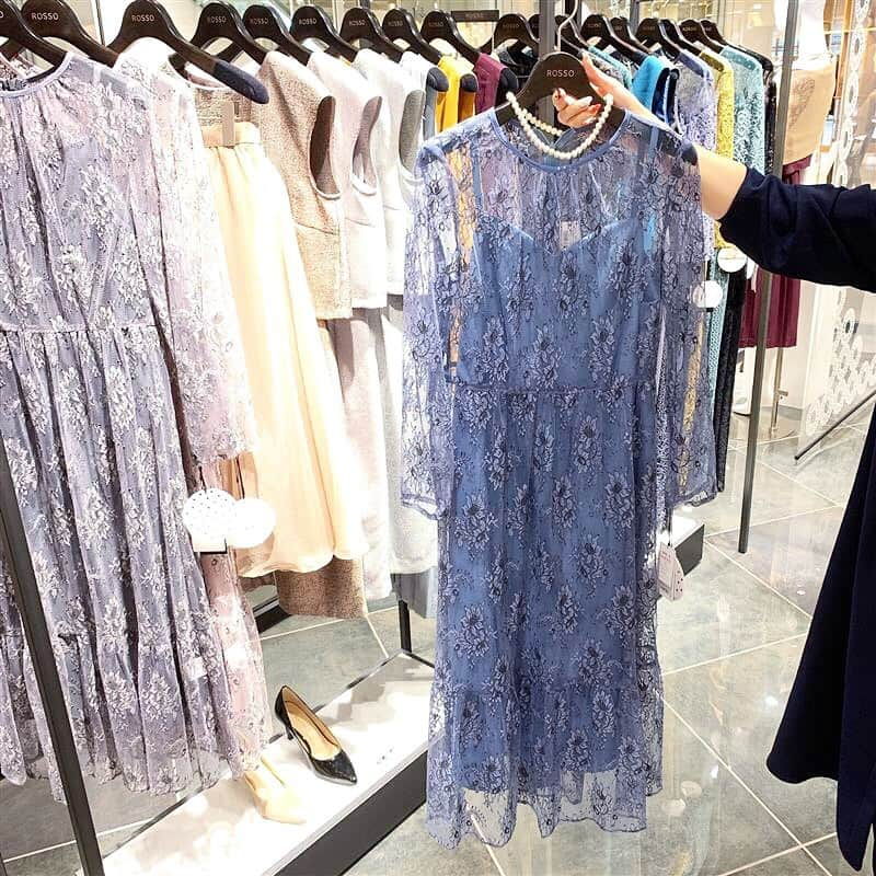 名古屋パルコさんのインスタグラム写真 - (名古屋パルコInstagram)「【南2F アーバンリサーチロッソ】Dress Novelty Present👗﻿ ﻿ ただ今、ROSSO 名古屋パルコ店にてノベルティイベントを開催中。﻿ ﻿ 店内オケージョンのドレス、ロンパースをお買い上げでパールクラッチバック(数量限定)をプレゼント👛✨﻿ ﻿ パールビジューが贅沢にあしらわれたクラッチバックは、着るドレスの色や季節を選ばない優秀デザイン。﻿ 携帯、ミニ財布、ハンカチ、袱紗、お直し用コスメを入れるのにちょうどいいサイズ感となっています。﻿ ﻿ また、ゴールドチェーンを引き出すと、ハンドバックとしてもお使いいただける“2WAY”仕様！﻿ ﻿ このチャンスをお見逃しないよう、ぜひご来店ください❤︎﻿ ﻿ #アーバンリサーチロッソ #オケージョン #ドレス #結婚式 #結婚式コーデ #結婚式ドレス #お呼ばれワンピ #レース #レースワンピ #二次会 #名古屋パルコ #名古屋PARCO #nagoyaparco #名古屋 #nagoya #栄 #矢場町」8月21日 21時50分 - parco_nagoya_official