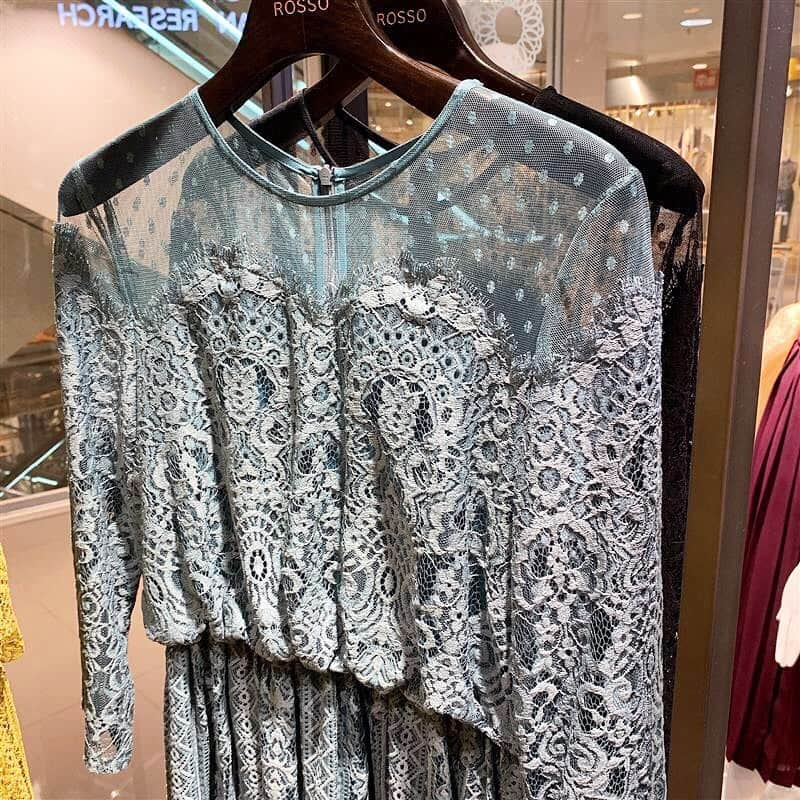 名古屋パルコさんのインスタグラム写真 - (名古屋パルコInstagram)「【南2F アーバンリサーチロッソ】Dress Novelty Present👗﻿ ﻿ ただ今、ROSSO 名古屋パルコ店にてノベルティイベントを開催中。﻿ ﻿ 店内オケージョンのドレス、ロンパースをお買い上げでパールクラッチバック(数量限定)をプレゼント👛✨﻿ ﻿ パールビジューが贅沢にあしらわれたクラッチバックは、着るドレスの色や季節を選ばない優秀デザイン。﻿ 携帯、ミニ財布、ハンカチ、袱紗、お直し用コスメを入れるのにちょうどいいサイズ感となっています。﻿ ﻿ また、ゴールドチェーンを引き出すと、ハンドバックとしてもお使いいただける“2WAY”仕様！﻿ ﻿ このチャンスをお見逃しないよう、ぜひご来店ください❤︎﻿ ﻿ #アーバンリサーチロッソ #オケージョン #ドレス #結婚式 #結婚式コーデ #結婚式ドレス #お呼ばれワンピ #レース #レースワンピ #二次会 #名古屋パルコ #名古屋PARCO #nagoyaparco #名古屋 #nagoya #栄 #矢場町」8月21日 21時50分 - parco_nagoya_official