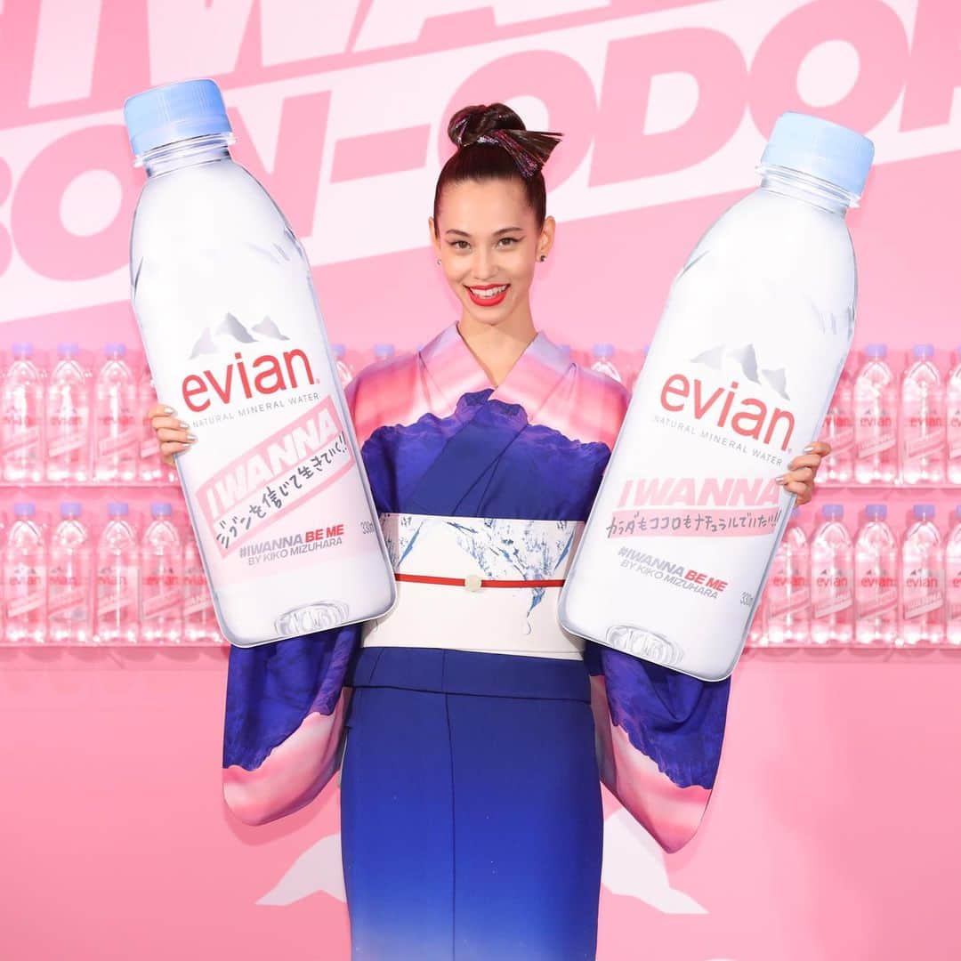 evianさんのインスタグラム写真 - (evianInstagram)「This week in Tokyo, evian launched I WANNA with Kiko Mizuhara @i_am_kiko our new brand ambassador ❤️. For the occasion she was wearing an evian® special yukata to encourage everyone to express themselves and share their I WANNA ! Find out more in our story what is a yukata and how special it was. Kiko + 👘 = 🔥 #evian #iwanna #iwannabonodori」8月21日 22時01分 - evianwater