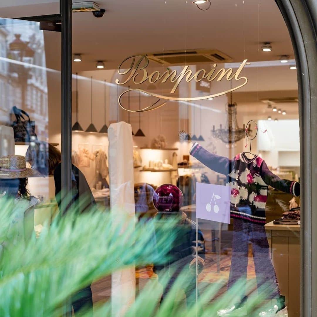 bonpointさんのインスタグラム写真 - (bonpointInstagram)「September is just around the corner.  Discover our latest arrivals and update your autumn wardrobe🍒  Bonpoint Nice  5 rue Paradis  06 000 Nice  Mon. - Sat. 10 - 7 . . . #Bonpointfw19 #Fashionkids #Childrenswear #Kids #Bonpointboutique」8月21日 22時02分 - bonpoint