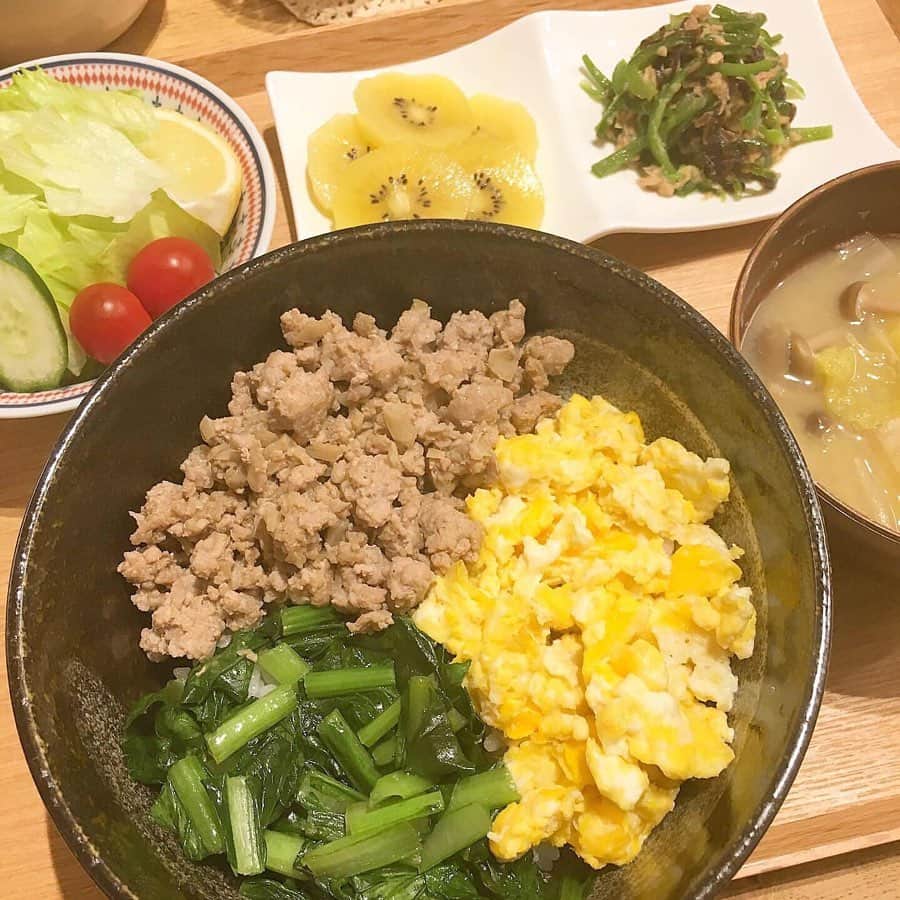 LUCRA（ルクラ）さんのインスタグラム写真 - (LUCRA（ルクラ）Instagram)「﻿【下味冷凍】 ﻿ 忙しい平日に﻿﻿﻿ 30分～45分で出来る﻿﻿﻿ 美味しい時短ごはん ‪🍚🥢﻿﻿‬﻿ 節約にもなります ♩♩﻿﻿﻿ ﻿ ﻿ ﻿﻿﻿ ﻿ ﻿ ┈┈┈﻿ 唐揚げ﻿ ┈┈┈ ︎︎︎︎☑︎ 鶏もも肉 2枚 ︎︎︎︎☑︎ 醤油､酒､マヨ 大1 ︎︎︎︎☑︎ はちみつ 大1 ︎︎︎︎☑︎ 塩コショウ 多め ︎︎︎︎☑︎ 本だし 小1 ︎︎︎︎☑︎ にんにく､生姜 3-4cm﻿ ﻿ 解凍後は﻿ 小麦粉⇒片栗粉 まぶして﻿ 1回目170度､2回目180度で揚げて﻿ 完成です(*＾＾*)﻿ ﻿ 今まで作ってきた唐揚げで﻿ 1番美味しかったのでオススメです 🐓♥﻿ ﻿ ﻿ ┈┈┈┈┈┈┈﻿ ひき肉のそぼろ﻿ ┈┈┈┈┈┈┈ ︎︎︎︎☑︎ ひき肉 300g ︎︎︎︎☑︎ 玉ねぎ 1/2個 ︎︎︎︎☑︎ 醤油 大2 ︎︎︎︎︎︎☑︎ 酒､みりん､砂糖 大1 ︎︎︎︎︎︎☑︎ 塩コショウ 適量﻿ ﻿ 旦那さんは﻿ 下味冷凍したそぼろが﻿ 好きになりました ◡̈⃝︎⋆︎*﻿ ﻿ ﻿ ┈┈┈┈┈﻿ チキンカツ﻿ ┈┈┈┈┈ ︎︎︎︎☑︎ 鶏むね肉 2枚 ︎︎︎︎︎︎☑︎ 塩コショウ 適量 ︎︎︎︎︎︎☑︎ 小麦粉 大4-5 ︎︎︎︎︎︎☑︎ 卵 1個 ︎︎︎︎︎︎☑︎ マヨネーズ 大2 ︎︎︎︎︎︎☑︎ パン粉 適量﻿ ﻿ 鶏むね肉に塩コショウ振って﻿ 小麦粉､卵､マヨネーズ混ぜたものに﻿ くぐらせて､パン粉つけて冷凍！﻿ 解凍後は﻿ パン粉少しつけたして﻿ 180℃で揚げて完成 ♪﻿ ﻿ チキンカツは﻿ 私のお気に入りです ⑅︎◡̈︎*﻿ 美味しいよ〜﻿ ﻿ ﻿ ┈┈┈┈┈┈﻿ 豚こまボール﻿ ┈┈┈┈┈┈ ︎︎︎︎☑︎ 豚こま切れ肉 300g ︎︎︎︎︎︎︎︎︎︎☑︎ 塩コショウ 適量 ︎︎︎︎︎︎☑︎ 片栗粉 大1﻿ ﻿ 一口サイズに丸めて冷凍！﻿ ﻿ 焼いてポン酢､﻿ 片栗粉つけて唐揚げetc﻿ 色々使えます ☺︎☺︎﻿ なんかの雑誌みて﻿ 参考にしました ᐠ( ᐝ̱ )ᐟ﻿ 今回はお肉なくて﻿ カレーに入れたけど﻿ 美味しかったですよ ❁﻿﻿ ﻿ ﻿ ﻿ ﻿ 下味冷凍の方が﻿ 普通に作るより﻿ 味が染みて美味しくて﻿ 旦那さんも下味冷凍﻿ 気に入ってくれてる ☺︎☺︎﻿ ﻿ 節約､時短､美味しい♥️﻿ 下味冷凍 おすすめ (*＾＾*)﻿ ﻿ ﻿ ﻿ ︎︎︎︎❁﻿ 冷凍前の段階で﻿ 塩胡椒をしっかりつける﻿ ❁﻿ 染み込むように﻿ お肉をフォークで﻿ グサグサ穴開けてから味付けする﻿ ﻿ ⚠︎ 味見して﻿ 調整して下さい ⁽˙⁸˙⁾﻿ ﻿ ﻿ ﻿ 調べたら冷凍は1ヶ月くらいは﻿ 美味しく食べれるみたいだけど﻿ うちは1-2週間めどに食べます 👪 ㅤㅤㅤ  ㅤㅤㅤ  Text and photo by @misaki_k430  ㅤㅤㅤ  LUCRA公式Instagram上で紹介させて頂くお写真を募集中！写真に#lucrajp をつけるかタグ付けして投稿してくださいね♡ ㅤㅤㅤ  #家計簿 #家計管理 #やりくり #節約 #貯金 #節約生活 #節約レシピ #節約ごはん#つくりおき #つくおき #下味冷凍 #冷凍保存 #おうちごはん #時短料理 #時短レシピ #簡単レシピ #ズボラ飯 #ズボラ主婦 #作り置き #作り置きおかず #家事貯金 #デリスタグラマー #デリスタグラム #クッキングラム #ママリクッキング #子育て」8月21日 21時54分 - lucra_app