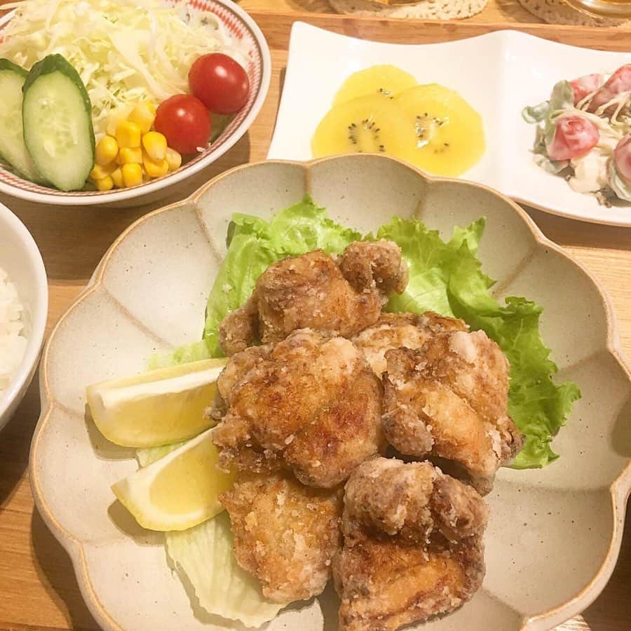 LUCRA（ルクラ）さんのインスタグラム写真 - (LUCRA（ルクラ）Instagram)「﻿【下味冷凍】 ﻿ 忙しい平日に﻿﻿﻿ 30分～45分で出来る﻿﻿﻿ 美味しい時短ごはん ‪🍚🥢﻿﻿‬﻿ 節約にもなります ♩♩﻿﻿﻿ ﻿ ﻿ ﻿﻿﻿ ﻿ ﻿ ┈┈┈﻿ 唐揚げ﻿ ┈┈┈ ︎︎︎︎☑︎ 鶏もも肉 2枚 ︎︎︎︎☑︎ 醤油､酒､マヨ 大1 ︎︎︎︎☑︎ はちみつ 大1 ︎︎︎︎☑︎ 塩コショウ 多め ︎︎︎︎☑︎ 本だし 小1 ︎︎︎︎☑︎ にんにく､生姜 3-4cm﻿ ﻿ 解凍後は﻿ 小麦粉⇒片栗粉 まぶして﻿ 1回目170度､2回目180度で揚げて﻿ 完成です(*＾＾*)﻿ ﻿ 今まで作ってきた唐揚げで﻿ 1番美味しかったのでオススメです 🐓♥﻿ ﻿ ﻿ ┈┈┈┈┈┈┈﻿ ひき肉のそぼろ﻿ ┈┈┈┈┈┈┈ ︎︎︎︎☑︎ ひき肉 300g ︎︎︎︎☑︎ 玉ねぎ 1/2個 ︎︎︎︎☑︎ 醤油 大2 ︎︎︎︎︎︎☑︎ 酒､みりん､砂糖 大1 ︎︎︎︎︎︎☑︎ 塩コショウ 適量﻿ ﻿ 旦那さんは﻿ 下味冷凍したそぼろが﻿ 好きになりました ◡̈⃝︎⋆︎*﻿ ﻿ ﻿ ┈┈┈┈┈﻿ チキンカツ﻿ ┈┈┈┈┈ ︎︎︎︎☑︎ 鶏むね肉 2枚 ︎︎︎︎︎︎☑︎ 塩コショウ 適量 ︎︎︎︎︎︎☑︎ 小麦粉 大4-5 ︎︎︎︎︎︎☑︎ 卵 1個 ︎︎︎︎︎︎☑︎ マヨネーズ 大2 ︎︎︎︎︎︎☑︎ パン粉 適量﻿ ﻿ 鶏むね肉に塩コショウ振って﻿ 小麦粉､卵､マヨネーズ混ぜたものに﻿ くぐらせて､パン粉つけて冷凍！﻿ 解凍後は﻿ パン粉少しつけたして﻿ 180℃で揚げて完成 ♪﻿ ﻿ チキンカツは﻿ 私のお気に入りです ⑅︎◡̈︎*﻿ 美味しいよ〜﻿ ﻿ ﻿ ┈┈┈┈┈┈﻿ 豚こまボール﻿ ┈┈┈┈┈┈ ︎︎︎︎☑︎ 豚こま切れ肉 300g ︎︎︎︎︎︎︎︎︎︎☑︎ 塩コショウ 適量 ︎︎︎︎︎︎☑︎ 片栗粉 大1﻿ ﻿ 一口サイズに丸めて冷凍！﻿ ﻿ 焼いてポン酢､﻿ 片栗粉つけて唐揚げetc﻿ 色々使えます ☺︎☺︎﻿ なんかの雑誌みて﻿ 参考にしました ᐠ( ᐝ̱ )ᐟ﻿ 今回はお肉なくて﻿ カレーに入れたけど﻿ 美味しかったですよ ❁﻿﻿ ﻿ ﻿ ﻿ ﻿ 下味冷凍の方が﻿ 普通に作るより﻿ 味が染みて美味しくて﻿ 旦那さんも下味冷凍﻿ 気に入ってくれてる ☺︎☺︎﻿ ﻿ 節約､時短､美味しい♥️﻿ 下味冷凍 おすすめ (*＾＾*)﻿ ﻿ ﻿ ﻿ ︎︎︎︎❁﻿ 冷凍前の段階で﻿ 塩胡椒をしっかりつける﻿ ❁﻿ 染み込むように﻿ お肉をフォークで﻿ グサグサ穴開けてから味付けする﻿ ﻿ ⚠︎ 味見して﻿ 調整して下さい ⁽˙⁸˙⁾﻿ ﻿ ﻿ ﻿ 調べたら冷凍は1ヶ月くらいは﻿ 美味しく食べれるみたいだけど﻿ うちは1-2週間めどに食べます 👪 ㅤㅤㅤ  ㅤㅤㅤ  Text and photo by @misaki_k430  ㅤㅤㅤ  LUCRA公式Instagram上で紹介させて頂くお写真を募集中！写真に#lucrajp をつけるかタグ付けして投稿してくださいね♡ ㅤㅤㅤ  #家計簿 #家計管理 #やりくり #節約 #貯金 #節約生活 #節約レシピ #節約ごはん#つくりおき #つくおき #下味冷凍 #冷凍保存 #おうちごはん #時短料理 #時短レシピ #簡単レシピ #ズボラ飯 #ズボラ主婦 #作り置き #作り置きおかず #家事貯金 #デリスタグラマー #デリスタグラム #クッキングラム #ママリクッキング #子育て」8月21日 21時54分 - lucra_app