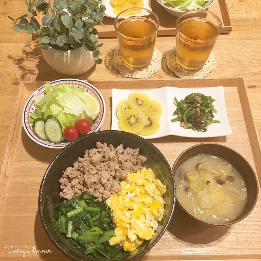 LUCRA（ルクラ）さんのインスタグラム写真 - (LUCRA（ルクラ）Instagram)「﻿【下味冷凍】 ﻿ 忙しい平日に﻿﻿﻿ 30分～45分で出来る﻿﻿﻿ 美味しい時短ごはん ‪🍚🥢﻿﻿‬﻿ 節約にもなります ♩♩﻿﻿﻿ ﻿ ﻿ ﻿﻿﻿ ﻿ ﻿ ┈┈┈﻿ 唐揚げ﻿ ┈┈┈ ︎︎︎︎☑︎ 鶏もも肉 2枚 ︎︎︎︎☑︎ 醤油､酒､マヨ 大1 ︎︎︎︎☑︎ はちみつ 大1 ︎︎︎︎☑︎ 塩コショウ 多め ︎︎︎︎☑︎ 本だし 小1 ︎︎︎︎☑︎ にんにく､生姜 3-4cm﻿ ﻿ 解凍後は﻿ 小麦粉⇒片栗粉 まぶして﻿ 1回目170度､2回目180度で揚げて﻿ 完成です(*＾＾*)﻿ ﻿ 今まで作ってきた唐揚げで﻿ 1番美味しかったのでオススメです 🐓♥﻿ ﻿ ﻿ ┈┈┈┈┈┈┈﻿ ひき肉のそぼろ﻿ ┈┈┈┈┈┈┈ ︎︎︎︎☑︎ ひき肉 300g ︎︎︎︎☑︎ 玉ねぎ 1/2個 ︎︎︎︎☑︎ 醤油 大2 ︎︎︎︎︎︎☑︎ 酒､みりん､砂糖 大1 ︎︎︎︎︎︎☑︎ 塩コショウ 適量﻿ ﻿ 旦那さんは﻿ 下味冷凍したそぼろが﻿ 好きになりました ◡̈⃝︎⋆︎*﻿ ﻿ ﻿ ┈┈┈┈┈﻿ チキンカツ﻿ ┈┈┈┈┈ ︎︎︎︎☑︎ 鶏むね肉 2枚 ︎︎︎︎︎︎☑︎ 塩コショウ 適量 ︎︎︎︎︎︎☑︎ 小麦粉 大4-5 ︎︎︎︎︎︎☑︎ 卵 1個 ︎︎︎︎︎︎☑︎ マヨネーズ 大2 ︎︎︎︎︎︎☑︎ パン粉 適量﻿ ﻿ 鶏むね肉に塩コショウ振って﻿ 小麦粉､卵､マヨネーズ混ぜたものに﻿ くぐらせて､パン粉つけて冷凍！﻿ 解凍後は﻿ パン粉少しつけたして﻿ 180℃で揚げて完成 ♪﻿ ﻿ チキンカツは﻿ 私のお気に入りです ⑅︎◡̈︎*﻿ 美味しいよ〜﻿ ﻿ ﻿ ┈┈┈┈┈┈﻿ 豚こまボール﻿ ┈┈┈┈┈┈ ︎︎︎︎☑︎ 豚こま切れ肉 300g ︎︎︎︎︎︎︎︎︎︎☑︎ 塩コショウ 適量 ︎︎︎︎︎︎☑︎ 片栗粉 大1﻿ ﻿ 一口サイズに丸めて冷凍！﻿ ﻿ 焼いてポン酢､﻿ 片栗粉つけて唐揚げetc﻿ 色々使えます ☺︎☺︎﻿ なんかの雑誌みて﻿ 参考にしました ᐠ( ᐝ̱ )ᐟ﻿ 今回はお肉なくて﻿ カレーに入れたけど﻿ 美味しかったですよ ❁﻿﻿ ﻿ ﻿ ﻿ ﻿ 下味冷凍の方が﻿ 普通に作るより﻿ 味が染みて美味しくて﻿ 旦那さんも下味冷凍﻿ 気に入ってくれてる ☺︎☺︎﻿ ﻿ 節約､時短､美味しい♥️﻿ 下味冷凍 おすすめ (*＾＾*)﻿ ﻿ ﻿ ﻿ ︎︎︎︎❁﻿ 冷凍前の段階で﻿ 塩胡椒をしっかりつける﻿ ❁﻿ 染み込むように﻿ お肉をフォークで﻿ グサグサ穴開けてから味付けする﻿ ﻿ ⚠︎ 味見して﻿ 調整して下さい ⁽˙⁸˙⁾﻿ ﻿ ﻿ ﻿ 調べたら冷凍は1ヶ月くらいは﻿ 美味しく食べれるみたいだけど﻿ うちは1-2週間めどに食べます 👪 ㅤㅤㅤ  ㅤㅤㅤ  Text and photo by @misaki_k430  ㅤㅤㅤ  LUCRA公式Instagram上で紹介させて頂くお写真を募集中！写真に#lucrajp をつけるかタグ付けして投稿してくださいね♡ ㅤㅤㅤ  #家計簿 #家計管理 #やりくり #節約 #貯金 #節約生活 #節約レシピ #節約ごはん#つくりおき #つくおき #下味冷凍 #冷凍保存 #おうちごはん #時短料理 #時短レシピ #簡単レシピ #ズボラ飯 #ズボラ主婦 #作り置き #作り置きおかず #家事貯金 #デリスタグラマー #デリスタグラム #クッキングラム #ママリクッキング #子育て」8月21日 21時54分 - lucra_app