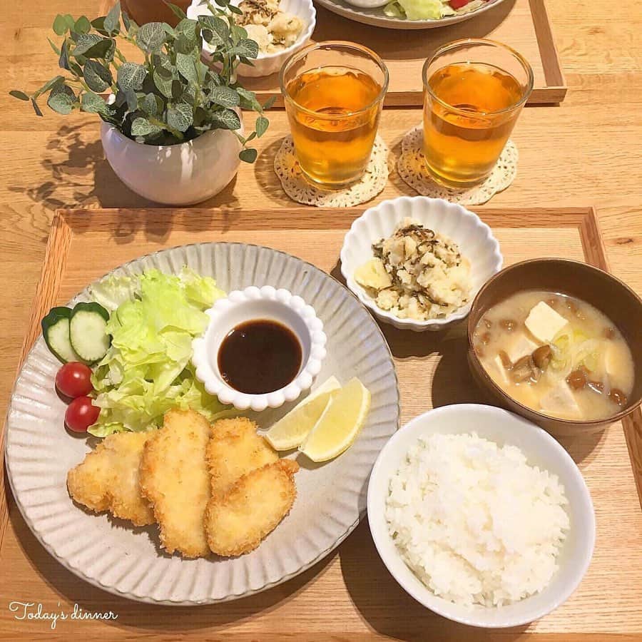 LUCRA（ルクラ）さんのインスタグラム写真 - (LUCRA（ルクラ）Instagram)「﻿【下味冷凍】 ﻿ 忙しい平日に﻿﻿﻿ 30分～45分で出来る﻿﻿﻿ 美味しい時短ごはん ‪🍚🥢﻿﻿‬﻿ 節約にもなります ♩♩﻿﻿﻿ ﻿ ﻿ ﻿﻿﻿ ﻿ ﻿ ┈┈┈﻿ 唐揚げ﻿ ┈┈┈ ︎︎︎︎☑︎ 鶏もも肉 2枚 ︎︎︎︎☑︎ 醤油､酒､マヨ 大1 ︎︎︎︎☑︎ はちみつ 大1 ︎︎︎︎☑︎ 塩コショウ 多め ︎︎︎︎☑︎ 本だし 小1 ︎︎︎︎☑︎ にんにく､生姜 3-4cm﻿ ﻿ 解凍後は﻿ 小麦粉⇒片栗粉 まぶして﻿ 1回目170度､2回目180度で揚げて﻿ 完成です(*＾＾*)﻿ ﻿ 今まで作ってきた唐揚げで﻿ 1番美味しかったのでオススメです 🐓♥﻿ ﻿ ﻿ ┈┈┈┈┈┈┈﻿ ひき肉のそぼろ﻿ ┈┈┈┈┈┈┈ ︎︎︎︎☑︎ ひき肉 300g ︎︎︎︎☑︎ 玉ねぎ 1/2個 ︎︎︎︎☑︎ 醤油 大2 ︎︎︎︎︎︎☑︎ 酒､みりん､砂糖 大1 ︎︎︎︎︎︎☑︎ 塩コショウ 適量﻿ ﻿ 旦那さんは﻿ 下味冷凍したそぼろが﻿ 好きになりました ◡̈⃝︎⋆︎*﻿ ﻿ ﻿ ┈┈┈┈┈﻿ チキンカツ﻿ ┈┈┈┈┈ ︎︎︎︎☑︎ 鶏むね肉 2枚 ︎︎︎︎︎︎☑︎ 塩コショウ 適量 ︎︎︎︎︎︎☑︎ 小麦粉 大4-5 ︎︎︎︎︎︎☑︎ 卵 1個 ︎︎︎︎︎︎☑︎ マヨネーズ 大2 ︎︎︎︎︎︎☑︎ パン粉 適量﻿ ﻿ 鶏むね肉に塩コショウ振って﻿ 小麦粉､卵､マヨネーズ混ぜたものに﻿ くぐらせて､パン粉つけて冷凍！﻿ 解凍後は﻿ パン粉少しつけたして﻿ 180℃で揚げて完成 ♪﻿ ﻿ チキンカツは﻿ 私のお気に入りです ⑅︎◡̈︎*﻿ 美味しいよ〜﻿ ﻿ ﻿ ┈┈┈┈┈┈﻿ 豚こまボール﻿ ┈┈┈┈┈┈ ︎︎︎︎☑︎ 豚こま切れ肉 300g ︎︎︎︎︎︎︎︎︎︎☑︎ 塩コショウ 適量 ︎︎︎︎︎︎☑︎ 片栗粉 大1﻿ ﻿ 一口サイズに丸めて冷凍！﻿ ﻿ 焼いてポン酢､﻿ 片栗粉つけて唐揚げetc﻿ 色々使えます ☺︎☺︎﻿ なんかの雑誌みて﻿ 参考にしました ᐠ( ᐝ̱ )ᐟ﻿ 今回はお肉なくて﻿ カレーに入れたけど﻿ 美味しかったですよ ❁﻿﻿ ﻿ ﻿ ﻿ ﻿ 下味冷凍の方が﻿ 普通に作るより﻿ 味が染みて美味しくて﻿ 旦那さんも下味冷凍﻿ 気に入ってくれてる ☺︎☺︎﻿ ﻿ 節約､時短､美味しい♥️﻿ 下味冷凍 おすすめ (*＾＾*)﻿ ﻿ ﻿ ﻿ ︎︎︎︎❁﻿ 冷凍前の段階で﻿ 塩胡椒をしっかりつける﻿ ❁﻿ 染み込むように﻿ お肉をフォークで﻿ グサグサ穴開けてから味付けする﻿ ﻿ ⚠︎ 味見して﻿ 調整して下さい ⁽˙⁸˙⁾﻿ ﻿ ﻿ ﻿ 調べたら冷凍は1ヶ月くらいは﻿ 美味しく食べれるみたいだけど﻿ うちは1-2週間めどに食べます 👪 ㅤㅤㅤ  ㅤㅤㅤ  Text and photo by @misaki_k430  ㅤㅤㅤ  LUCRA公式Instagram上で紹介させて頂くお写真を募集中！写真に#lucrajp をつけるかタグ付けして投稿してくださいね♡ ㅤㅤㅤ  #家計簿 #家計管理 #やりくり #節約 #貯金 #節約生活 #節約レシピ #節約ごはん#つくりおき #つくおき #下味冷凍 #冷凍保存 #おうちごはん #時短料理 #時短レシピ #簡単レシピ #ズボラ飯 #ズボラ主婦 #作り置き #作り置きおかず #家事貯金 #デリスタグラマー #デリスタグラム #クッキングラム #ママリクッキング #子育て」8月21日 21時54分 - lucra_app