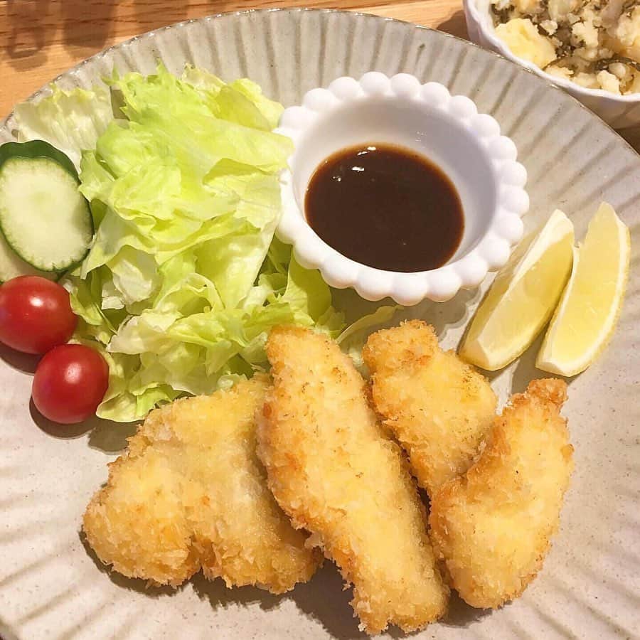 LUCRA（ルクラ）さんのインスタグラム写真 - (LUCRA（ルクラ）Instagram)「﻿【下味冷凍】 ﻿ 忙しい平日に﻿﻿﻿ 30分～45分で出来る﻿﻿﻿ 美味しい時短ごはん ‪🍚🥢﻿﻿‬﻿ 節約にもなります ♩♩﻿﻿﻿ ﻿ ﻿ ﻿﻿﻿ ﻿ ﻿ ┈┈┈﻿ 唐揚げ﻿ ┈┈┈ ︎︎︎︎☑︎ 鶏もも肉 2枚 ︎︎︎︎☑︎ 醤油､酒､マヨ 大1 ︎︎︎︎☑︎ はちみつ 大1 ︎︎︎︎☑︎ 塩コショウ 多め ︎︎︎︎☑︎ 本だし 小1 ︎︎︎︎☑︎ にんにく､生姜 3-4cm﻿ ﻿ 解凍後は﻿ 小麦粉⇒片栗粉 まぶして﻿ 1回目170度､2回目180度で揚げて﻿ 完成です(*＾＾*)﻿ ﻿ 今まで作ってきた唐揚げで﻿ 1番美味しかったのでオススメです 🐓♥﻿ ﻿ ﻿ ┈┈┈┈┈┈┈﻿ ひき肉のそぼろ﻿ ┈┈┈┈┈┈┈ ︎︎︎︎☑︎ ひき肉 300g ︎︎︎︎☑︎ 玉ねぎ 1/2個 ︎︎︎︎☑︎ 醤油 大2 ︎︎︎︎︎︎☑︎ 酒､みりん､砂糖 大1 ︎︎︎︎︎︎☑︎ 塩コショウ 適量﻿ ﻿ 旦那さんは﻿ 下味冷凍したそぼろが﻿ 好きになりました ◡̈⃝︎⋆︎*﻿ ﻿ ﻿ ┈┈┈┈┈﻿ チキンカツ﻿ ┈┈┈┈┈ ︎︎︎︎☑︎ 鶏むね肉 2枚 ︎︎︎︎︎︎☑︎ 塩コショウ 適量 ︎︎︎︎︎︎☑︎ 小麦粉 大4-5 ︎︎︎︎︎︎☑︎ 卵 1個 ︎︎︎︎︎︎☑︎ マヨネーズ 大2 ︎︎︎︎︎︎☑︎ パン粉 適量﻿ ﻿ 鶏むね肉に塩コショウ振って﻿ 小麦粉､卵､マヨネーズ混ぜたものに﻿ くぐらせて､パン粉つけて冷凍！﻿ 解凍後は﻿ パン粉少しつけたして﻿ 180℃で揚げて完成 ♪﻿ ﻿ チキンカツは﻿ 私のお気に入りです ⑅︎◡̈︎*﻿ 美味しいよ〜﻿ ﻿ ﻿ ┈┈┈┈┈┈﻿ 豚こまボール﻿ ┈┈┈┈┈┈ ︎︎︎︎☑︎ 豚こま切れ肉 300g ︎︎︎︎︎︎︎︎︎︎☑︎ 塩コショウ 適量 ︎︎︎︎︎︎☑︎ 片栗粉 大1﻿ ﻿ 一口サイズに丸めて冷凍！﻿ ﻿ 焼いてポン酢､﻿ 片栗粉つけて唐揚げetc﻿ 色々使えます ☺︎☺︎﻿ なんかの雑誌みて﻿ 参考にしました ᐠ( ᐝ̱ )ᐟ﻿ 今回はお肉なくて﻿ カレーに入れたけど﻿ 美味しかったですよ ❁﻿﻿ ﻿ ﻿ ﻿ ﻿ 下味冷凍の方が﻿ 普通に作るより﻿ 味が染みて美味しくて﻿ 旦那さんも下味冷凍﻿ 気に入ってくれてる ☺︎☺︎﻿ ﻿ 節約､時短､美味しい♥️﻿ 下味冷凍 おすすめ (*＾＾*)﻿ ﻿ ﻿ ﻿ ︎︎︎︎❁﻿ 冷凍前の段階で﻿ 塩胡椒をしっかりつける﻿ ❁﻿ 染み込むように﻿ お肉をフォークで﻿ グサグサ穴開けてから味付けする﻿ ﻿ ⚠︎ 味見して﻿ 調整して下さい ⁽˙⁸˙⁾﻿ ﻿ ﻿ ﻿ 調べたら冷凍は1ヶ月くらいは﻿ 美味しく食べれるみたいだけど﻿ うちは1-2週間めどに食べます 👪 ㅤㅤㅤ  ㅤㅤㅤ  Text and photo by @misaki_k430  ㅤㅤㅤ  LUCRA公式Instagram上で紹介させて頂くお写真を募集中！写真に#lucrajp をつけるかタグ付けして投稿してくださいね♡ ㅤㅤㅤ  #家計簿 #家計管理 #やりくり #節約 #貯金 #節約生活 #節約レシピ #節約ごはん#つくりおき #つくおき #下味冷凍 #冷凍保存 #おうちごはん #時短料理 #時短レシピ #簡単レシピ #ズボラ飯 #ズボラ主婦 #作り置き #作り置きおかず #家事貯金 #デリスタグラマー #デリスタグラム #クッキングラム #ママリクッキング #子育て」8月21日 21時54分 - lucra_app