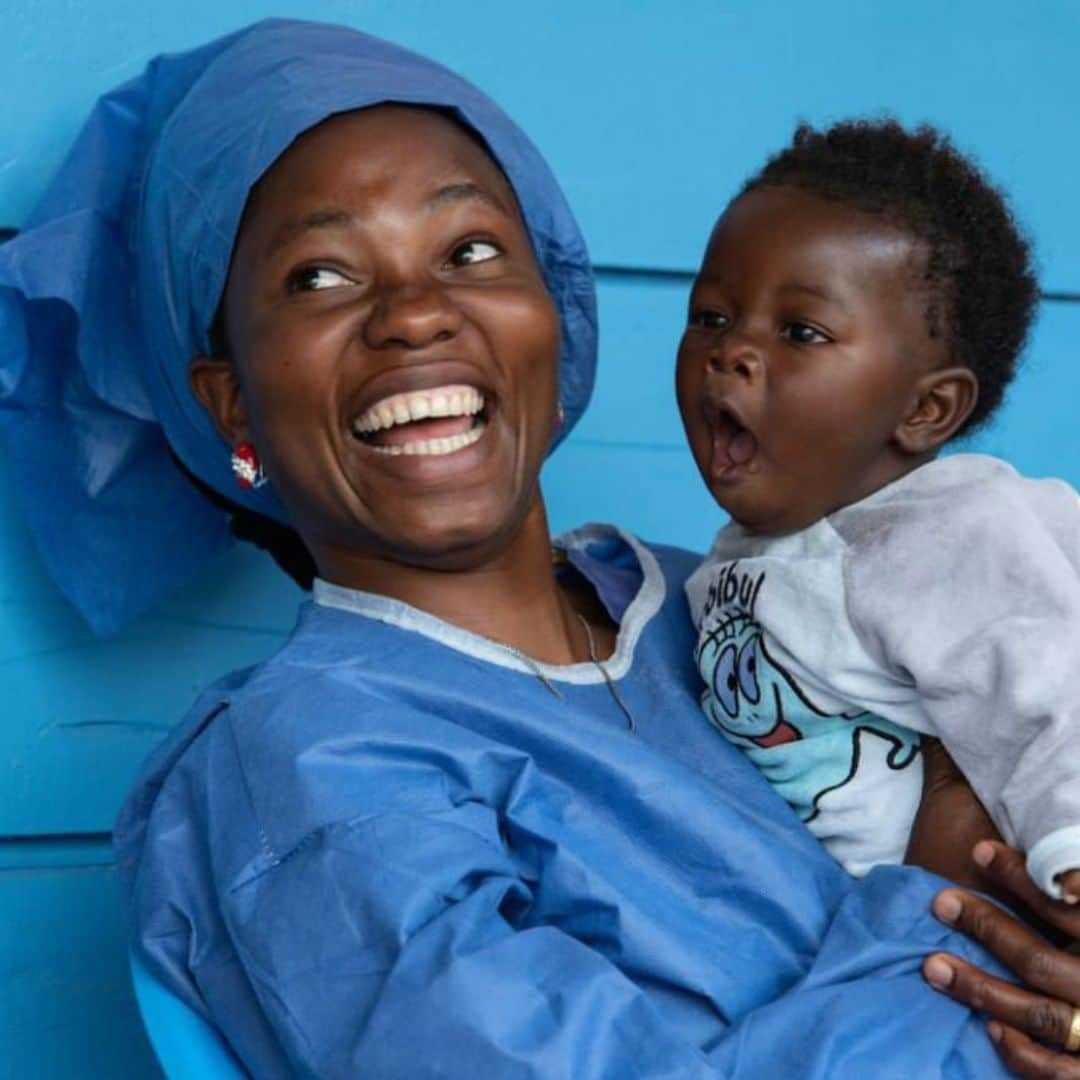 unicefさんのインスタグラム写真 - (unicefInstagram)「Joniste survived Ebola but her three-year-old son did not. Now immune to the disease, she returned to the UNICEF-supported clinic where she was treated to feed, hold and soothe babies at risk or orphaned by the epidemic. This labour of love helps ease her own pain. “If I had to stay home I’d think too much about my son. Many babies have lost their mothers and need our love. Caring for them is my way of helping the people who looked after me.” © Simon Townsley」8月21日 21時55分 - unicef