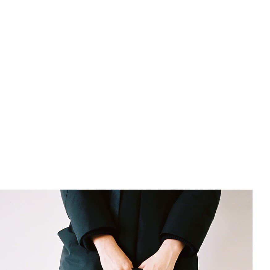 ZUCCa official Instagramさんのインスタグラム写真 - (ZUCCa official InstagramInstagram)「... 天然皮革より軽くてやわらかい、ZUCCa定番のエコレザーバッグ「ヨットロープバッグ」にバイカラーの新作が登場。  英国レザープラス（LEATHERPLUS）のリサイクルレザーをボディに用いた、強く・軽く・環境に優しいバッグ。天然皮革製品を作る際に出る革の破片や屑を、最先端のクリーンテクノロジーで再生させたリサイクルレザーは、飛行機のシートやレストラン、ホテルのインテリアにも用いられる世界的にも注目の高品質素材。ハンドルにはヨットの帆を引くための丈夫でしなやかなロープを用いている。エコなうえ質感、重量、耐久性にも優れたサスティナブルな逸品。  トート型は、収納力抜群のビッグサイズと財布やスマートフォンを入れるのにぴったりなミニサイズの2種。丈夫でしなやかなロープが手に馴染みやすく、デイリー使いに最適です。  ー ヨットロープバッグ・バイカラー  価格：27,000円＋税(トート型・大) 22,000円＋税(トート型・小) 色：オフホワイト×ブラック / グリーン×ブラック / ネイビー×ボルドー の全3色 展開：全国のZUCCa、CABANE de ZUCCa、HUMOR SHOPおよび ECサイト  ー  LEATHERPLUS: 天然皮革製品を製造する際に出る革の破片や屑を、最先端テクノロ ジーで高品質な次世代コンポジションレザーへと再生し、基布の 80%以上がリサイクルされた天然皮革繊維でつくられています。環境と人にやさしい英国ブランドの素材は、贅沢な美しさと快適さを長期間維持します。航空、鉄道、船舶、バス、自動車などの交通・ 輸送分野からレストラン、ホテル、レジャー施設、家具、オフィスなどの公共施設のインテリアまで幅広い業界で使用されており、国内アパレルで使用するのはZUCCaが初の試み。汚れても乾拭きで拭き取るだけのイージーケアで使い勝手も抜群です。  @zucca_tokyo #eco #leather #bag #leatherplus #yacht #rope #bicolor #newarrivals #autumn #winter #2019 #2020 #aw19 #collection #fashion #ootd #tokyo #japan #zucca #zuccatokyo #ズッカ #ズッカトウキョウ」8月21日 21時59分 - zucca_official