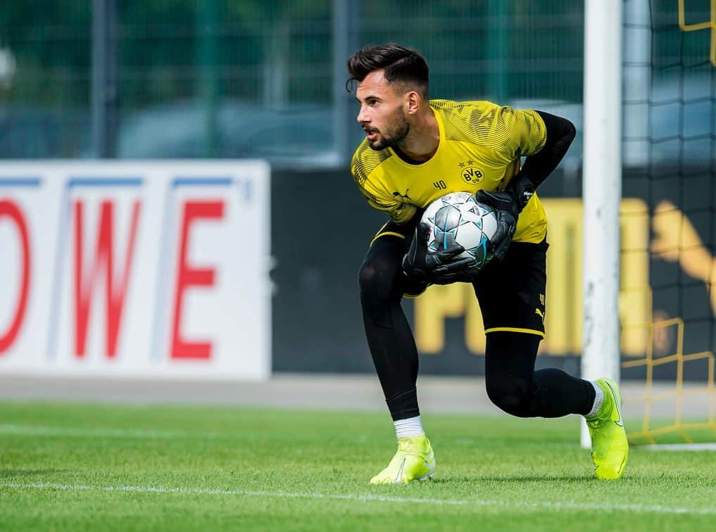 ボルシア・ドルトムントさんのインスタグラム写真 - (ボルシア・ドルトムントInstagram)「👐 Goalie action! 💥  #bvb #borussiadortmund #training #goalkeeper #romanbürki #marwinhitz #ericoelschlägel #bvb09」8月21日 22時00分 - bvb09