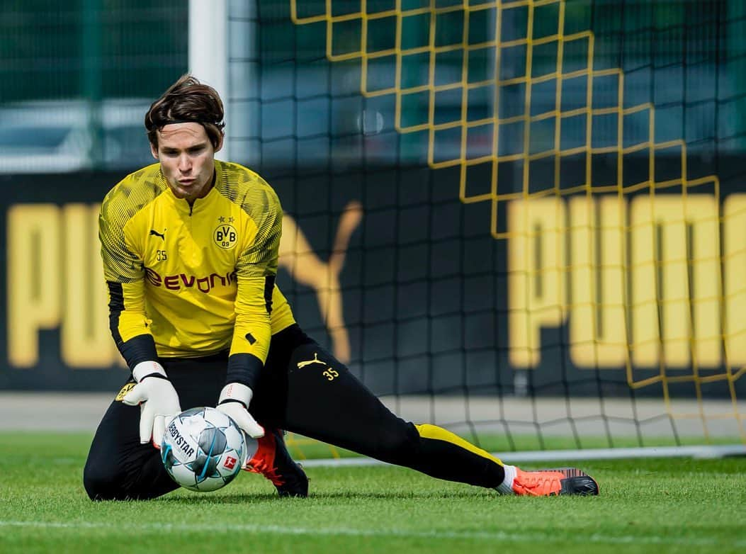 ボルシア・ドルトムントさんのインスタグラム写真 - (ボルシア・ドルトムントInstagram)「👐 Goalie action! 💥  #bvb #borussiadortmund #training #goalkeeper #romanbürki #marwinhitz #ericoelschlägel #bvb09」8月21日 22時00分 - bvb09