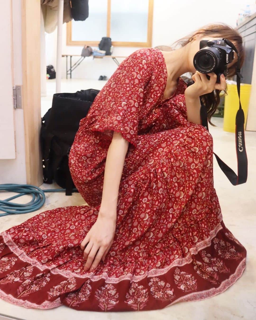 平木愛美のインスタグラム：「撮影おーわーり🍉🍉 , ロケの合間にふと撮った一枚。 私服の、真っ赤な花柄のワンピース。 . 本日ははじめましての現場さん。早朝から皆んなでチームワーク！皆様ありがとうございました。☺︎」